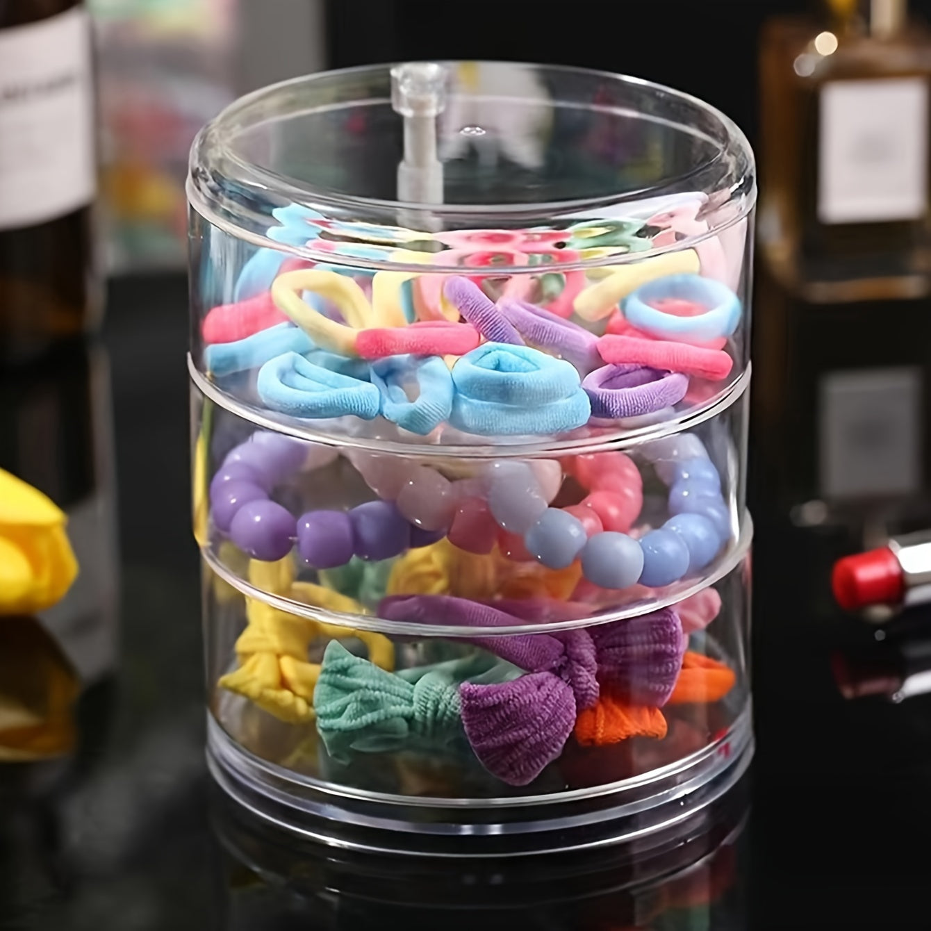 Aylanuvchi zargarlik va makiyaj saqlash qutisi, bilakuzuklar va sirg'alar uchun dumaloq plastik tashkilotchisi bilan. Buni uy, oshxona, hammom yoki yotoqxona uchun estetik xona bezaklari sifatida ko'rsatish stendi sifatida ishlatish mumkin.