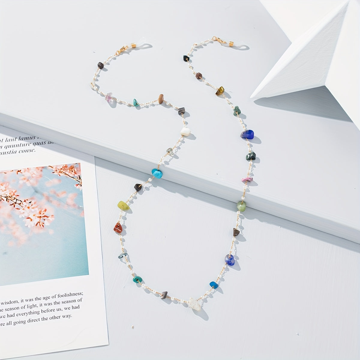 Nozik halter ko'zoynak zanjiri, notekis maydalangan tosh va aralash materiallardan tayyorlangan, ayollar uchun mukammal.