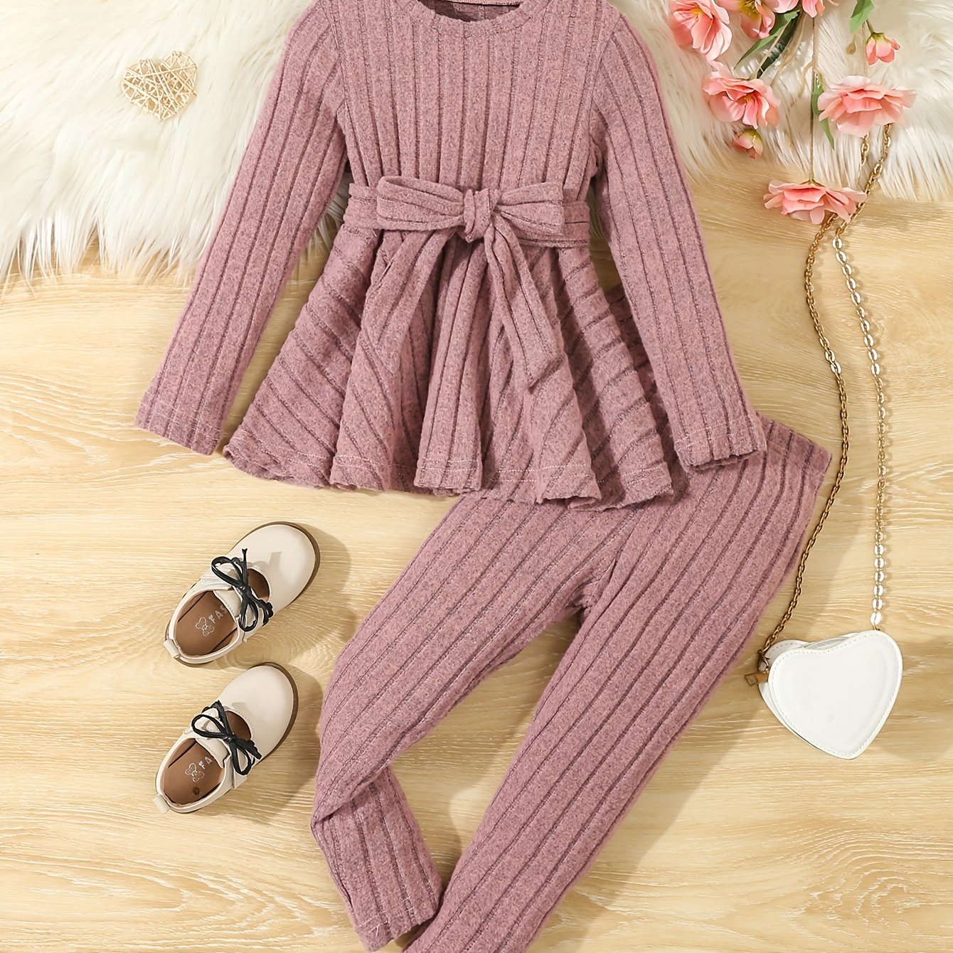 Qizlar uchun tashqi kiyim uchun to'qilgan kamonli bluzka va shimlardan iborat zamonaviy kiyim to'plami