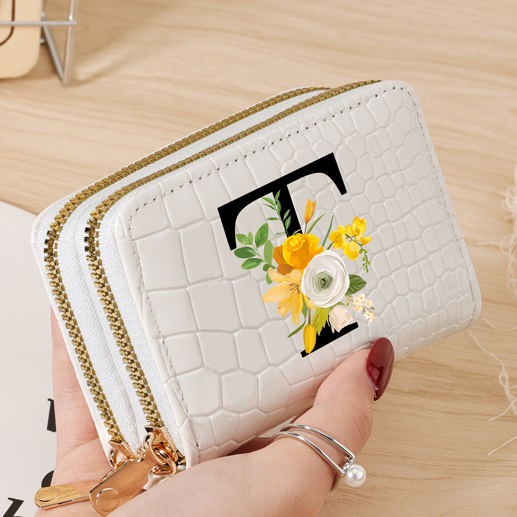 Bir nechta slotlari va zamonaviy fermuari bo'lgan mustahkam kredit karta saqlash sumkasi, maktab, yotoqxona va maktabga qaytish uchun zarur bo'lgan buyumlar uchun.