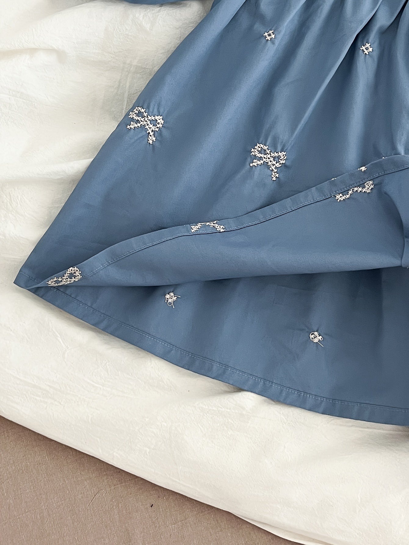 Qora uzun qo'lqonli libos, dantel bezak va kapalak yelkasiga ega, bahor va kuzda qizlar uchun yoqimli koreys uslubidagi tikuvlar bilan.