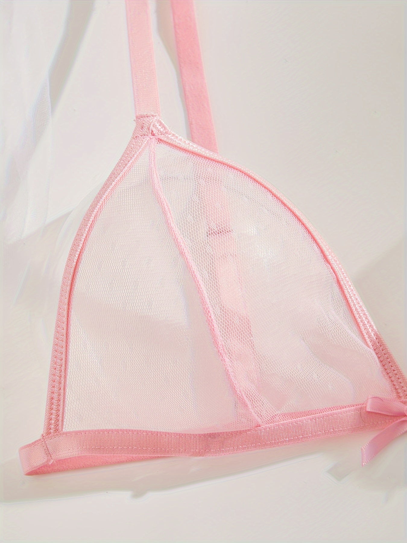 3-qismli pushti shaffof ichki kiyim to'plami ayollar uchun, pelerina, bralet va polka nuqta naqshidagi qirrali ichki kiyimdan iborat bo'lib, poliamid to'qima matosidan tayyorlangan. Nozik yotoqxona rol o'ynash uchun mukammal.