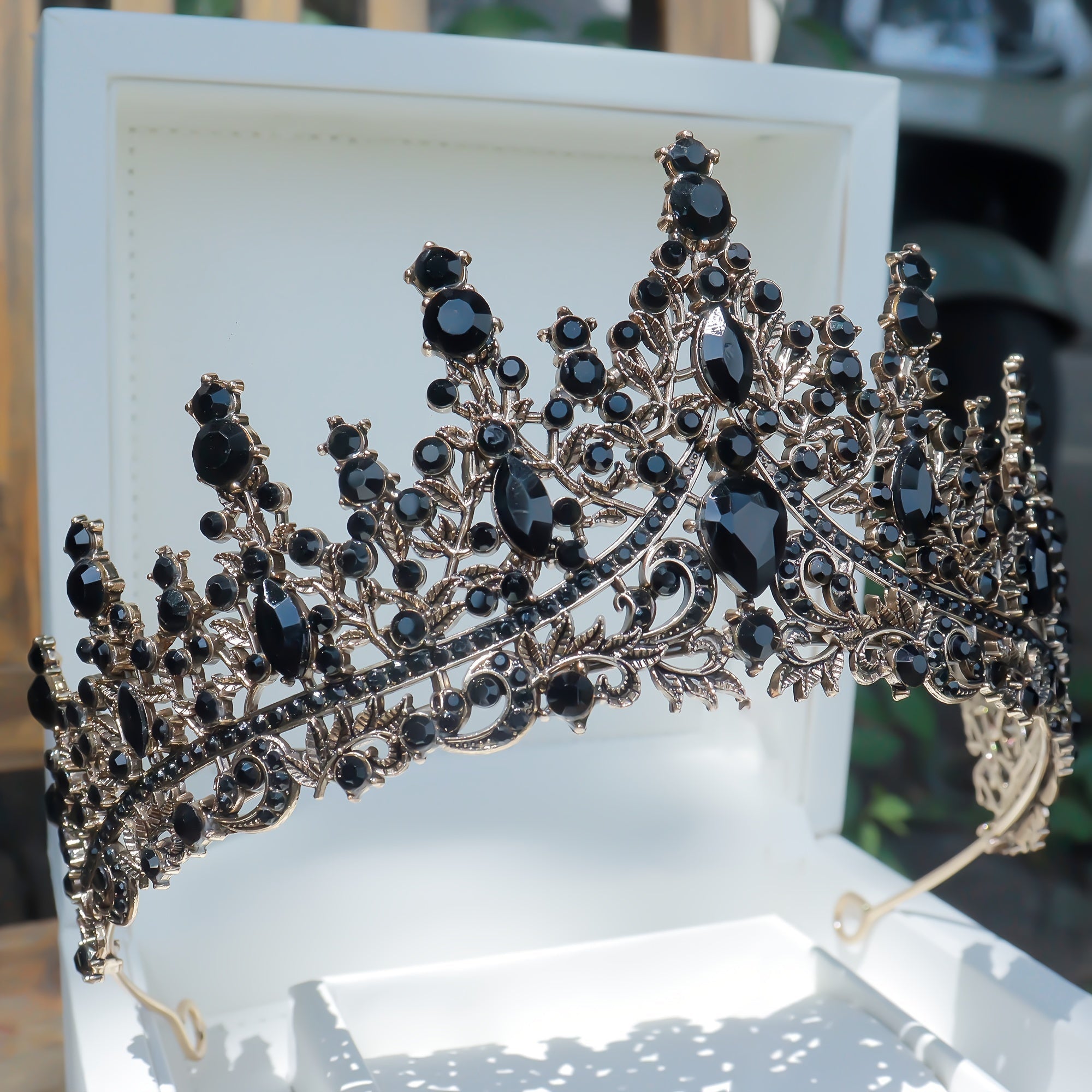 Vintage-Inspired Bridal Crown Zinc Alloy Wedding Headpiece for Weddings and Celebrations