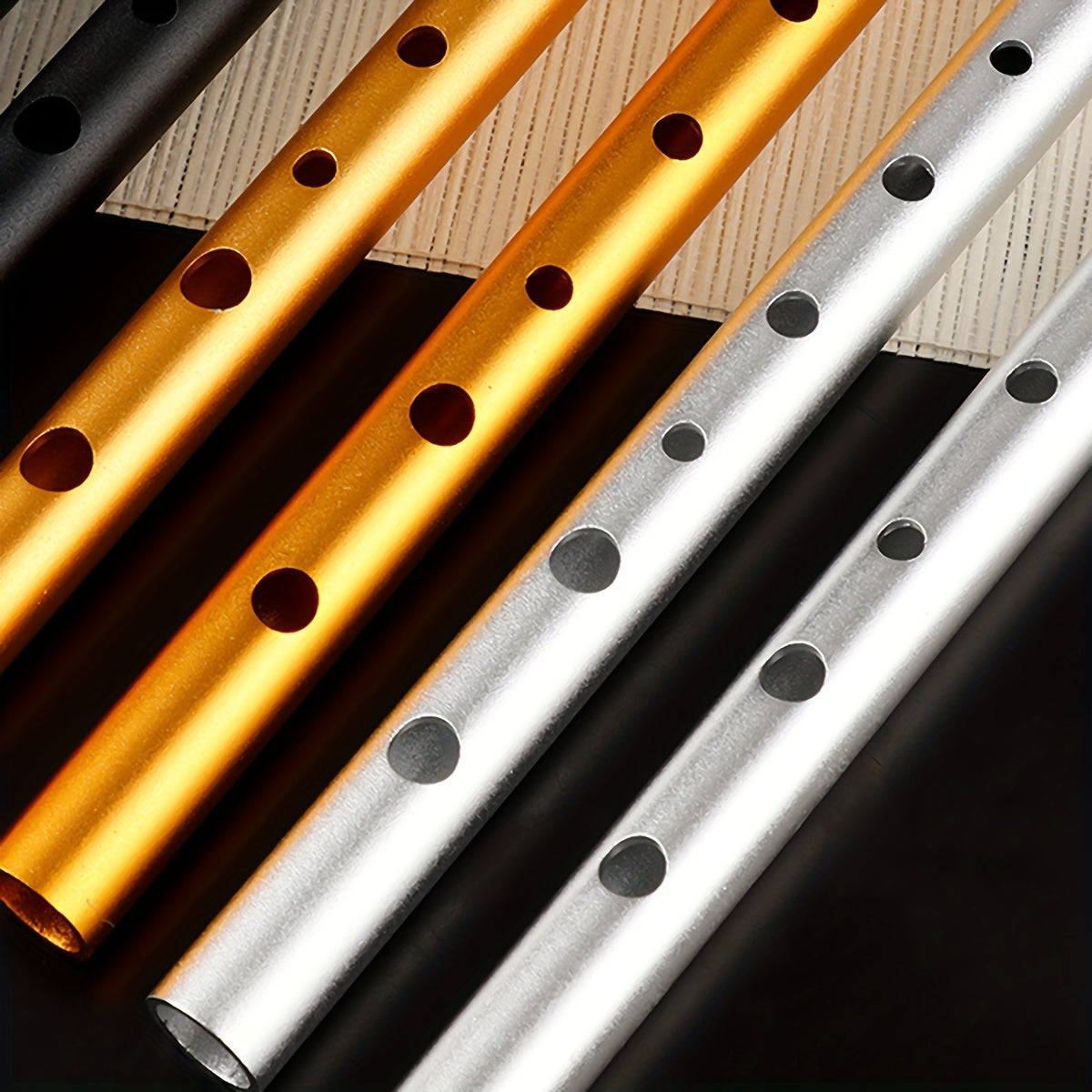 Взрослые учатся играть мелодию C или D на профессиональной прямой флейте с шестью отверстиями, сделанной из золотого алюминиевого сплава.