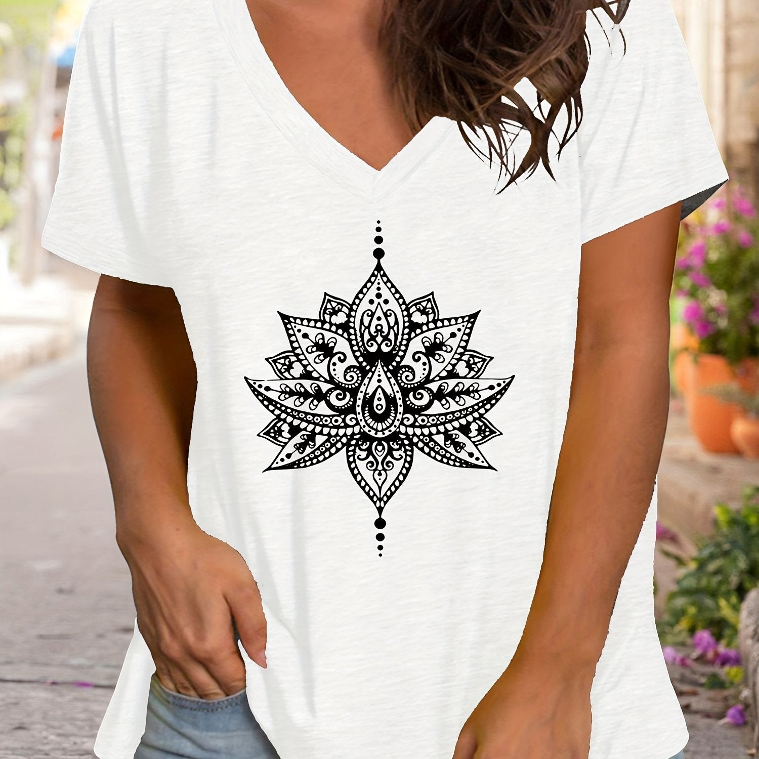 Camiseta de manga corta con escote en V y estampado de loto para mujer de tallas grandes