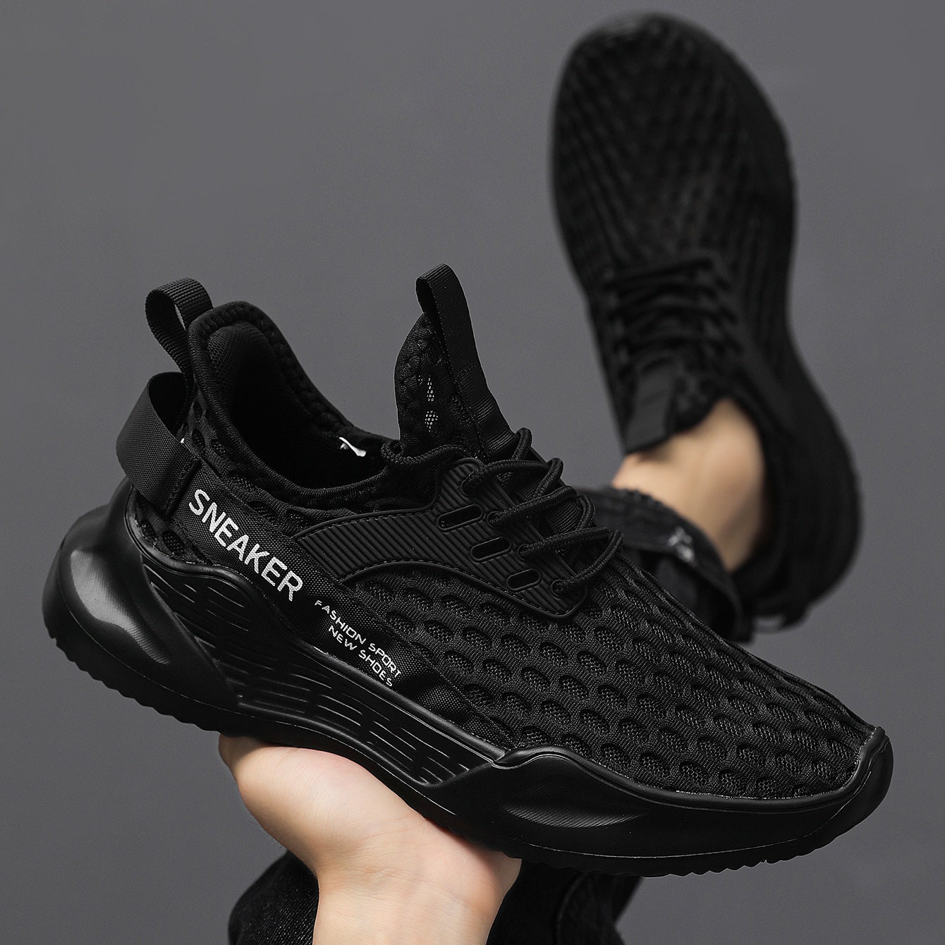 EVA ichki qismi va tagligi bo'lgan, erkaklar uchun nafas oladigan to'rli yugurish poyabzallari, olti burchakli naqshga ega, qora rangda shoelace bilan.