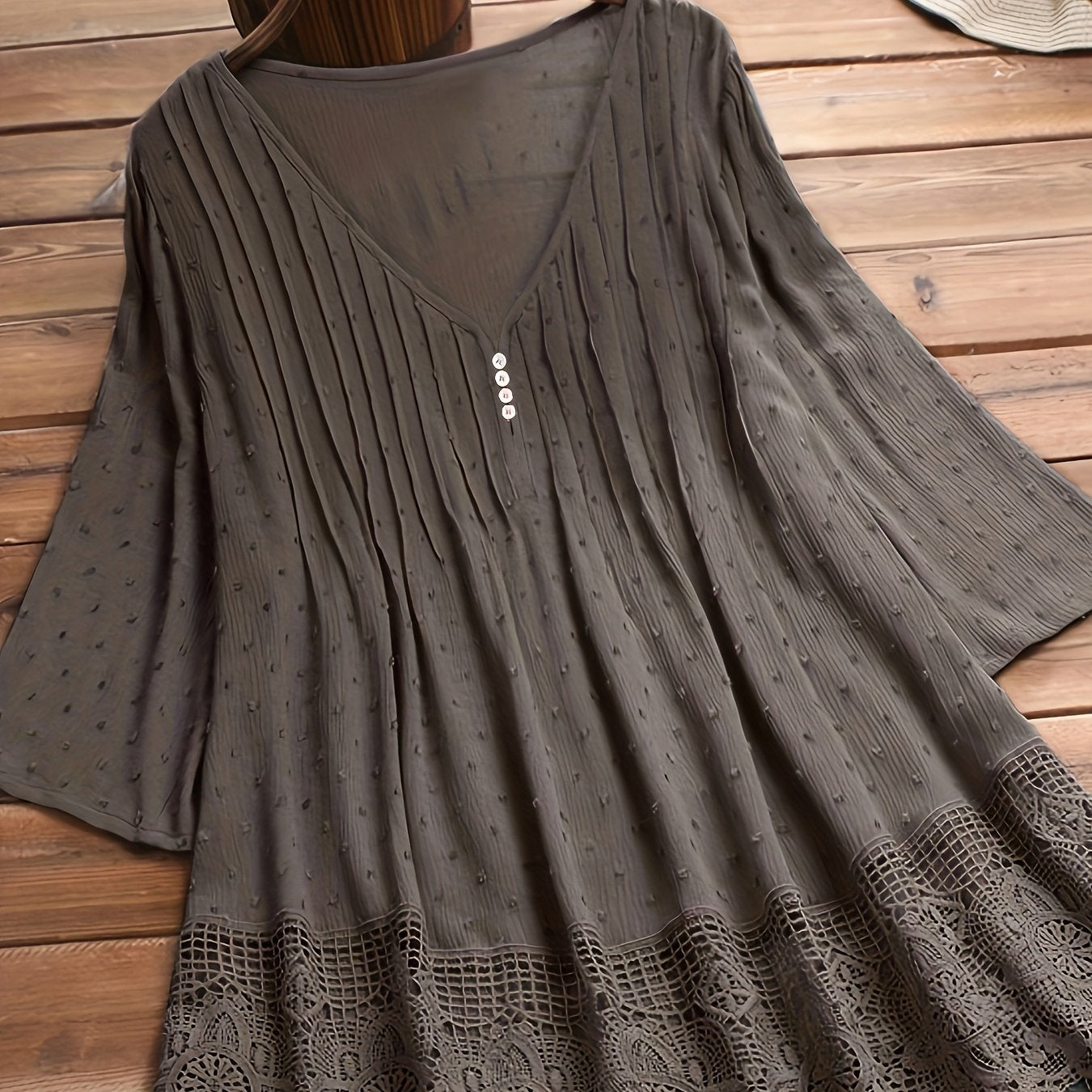 Katta o'lchamdagi V-shaklidagi ko'ylak, tikilgan dantel qirralari bilan, mustahkam rangli polyester aralashmasidan tayyorlangan, cho'zilmaydigan, bahor/kovak uchun mos, 95% polyester, 5% spandeks, 120g/m²