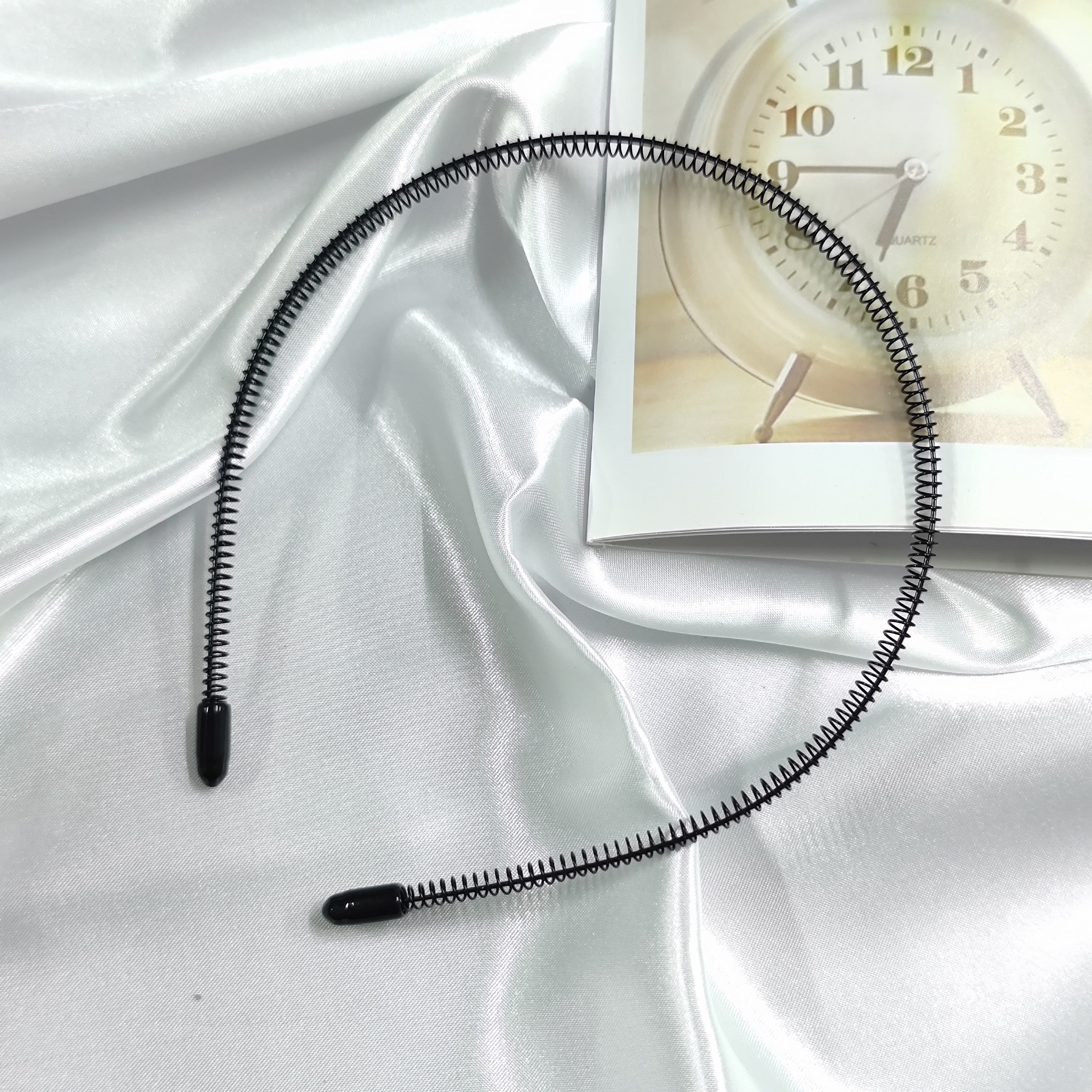 Adjustable Black Metal Hair Clips for Face Washing and Mask Wearing