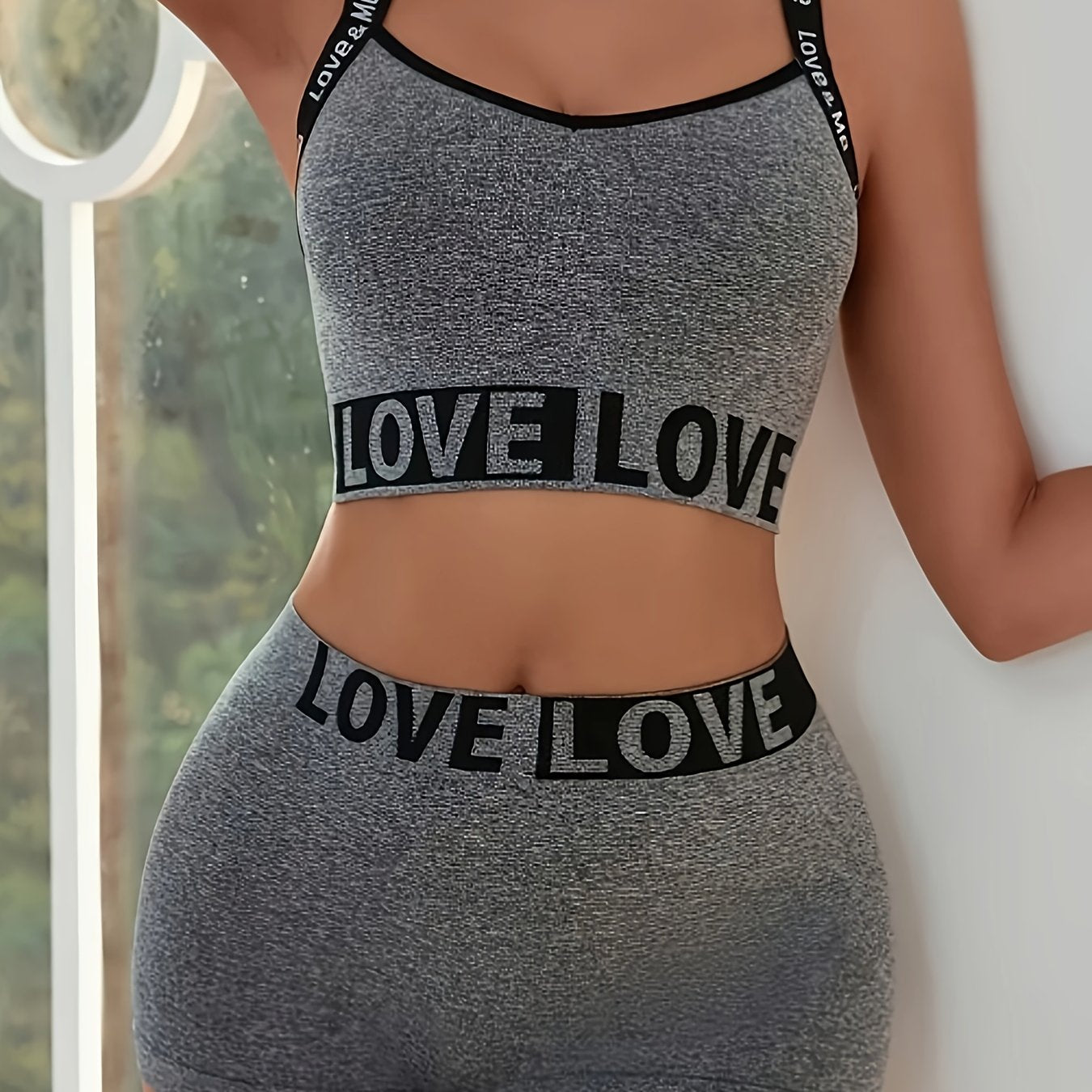 Спортивный и йога комплект нижнего белья для женщин, с алфавитным узором и комфортной посадкой, включает бюстгальтер и шорты, изготовленные из полиамидной трикотажной ткани с эластаном.