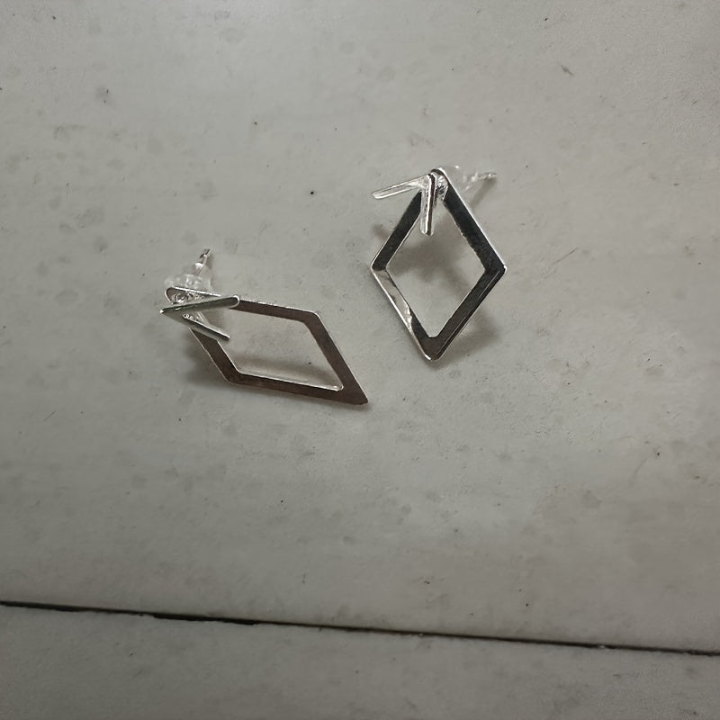 Ayollar uchun geometrik ikki qavatli olmosli sirg‘alar minimalistik zamonaviy zargarlik