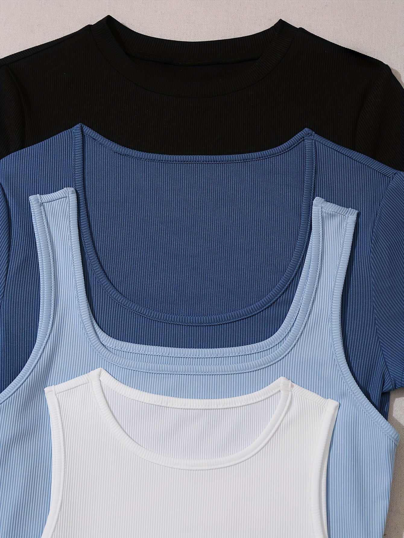 Ayollar uchun tasmasiz, oldida bog'ichli, yumshoq va qulay to'qilgan polyester mato, bir rangda, mos keladigan, bahor va yoz uchun.