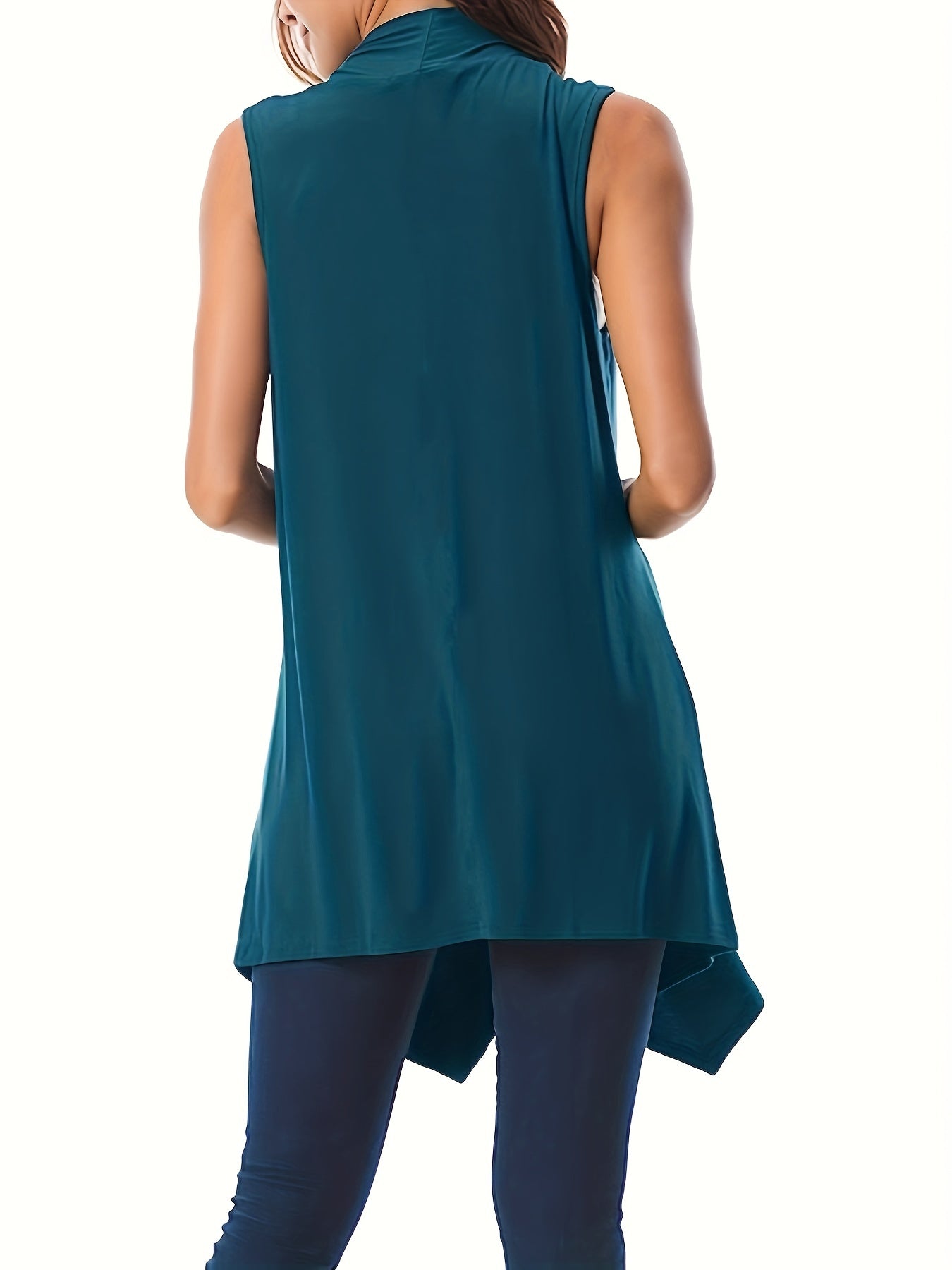 Ayollar uchun ochiq old qismi va asimmetrik qirralari bo'lgan plussayzli yengsiz yopqichlar.