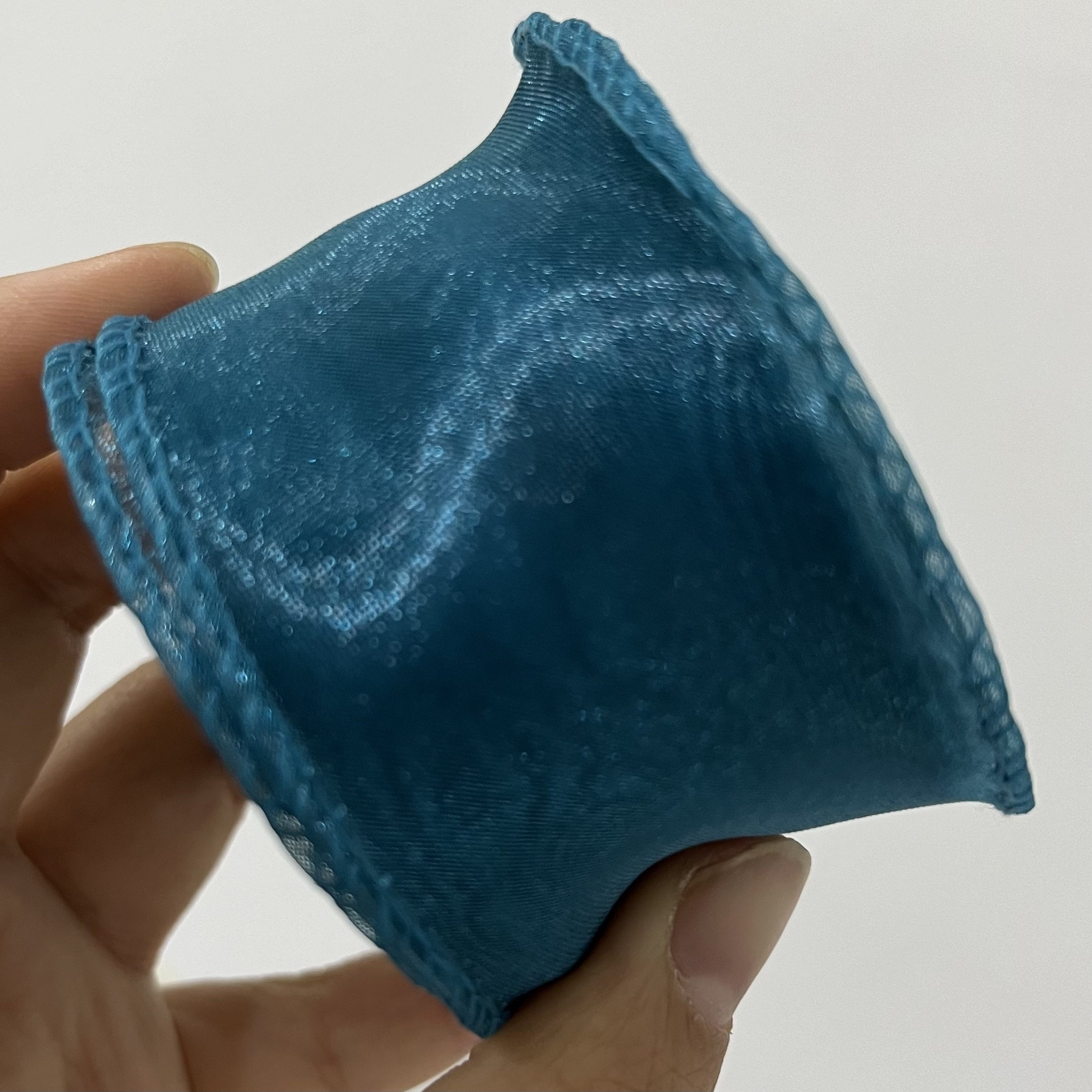 Envoltura de regalo para el Día de San Valentín con cinta de raso de gasa para decoraciones de bodas