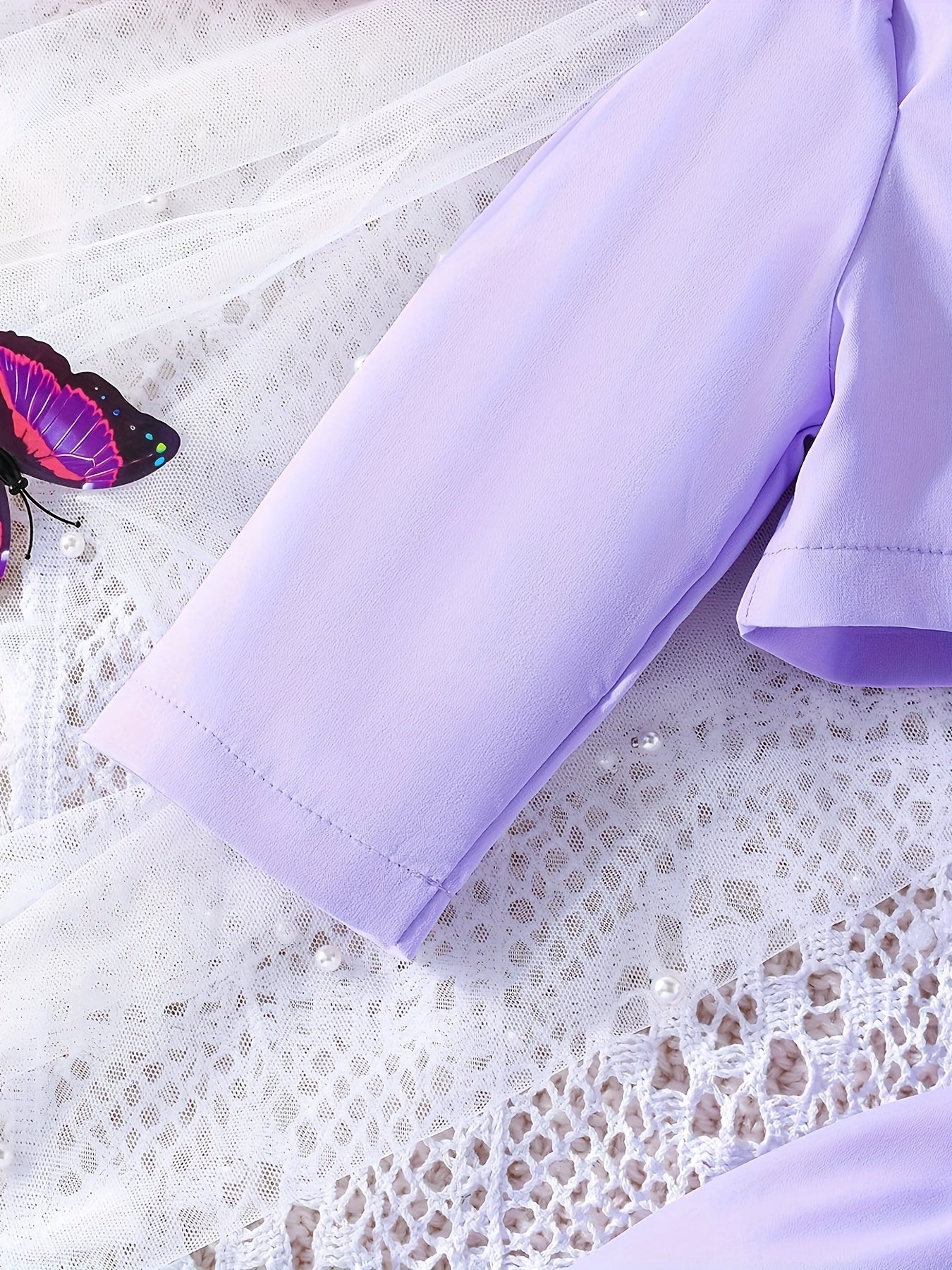 Qizlar uchun 2 qismli to'plam, tashqi kiyim uchun yengli ko'ylak va yengsiz ko'ylak bilan birga keladi.