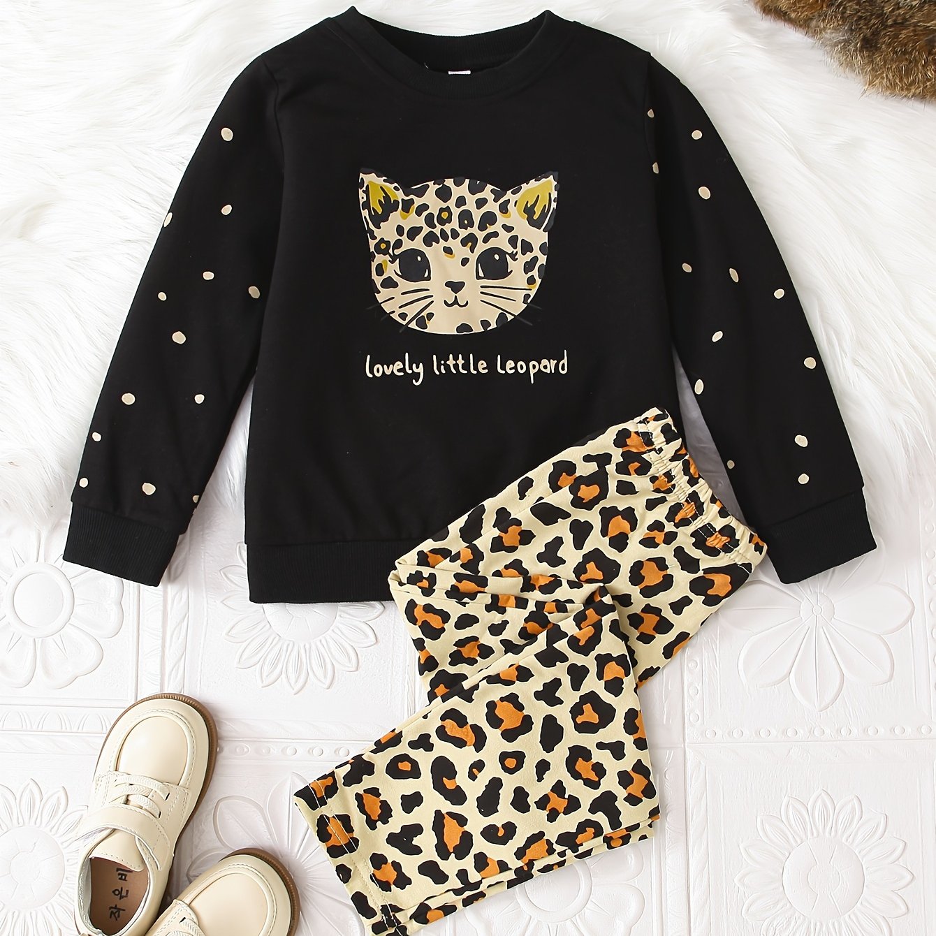 Комплект для девочек-тоддлеров с леопардовым принтом, включающий свитшот и брюки, идеально подходит для активного отдыха на свежем воздухе весной и осенью.