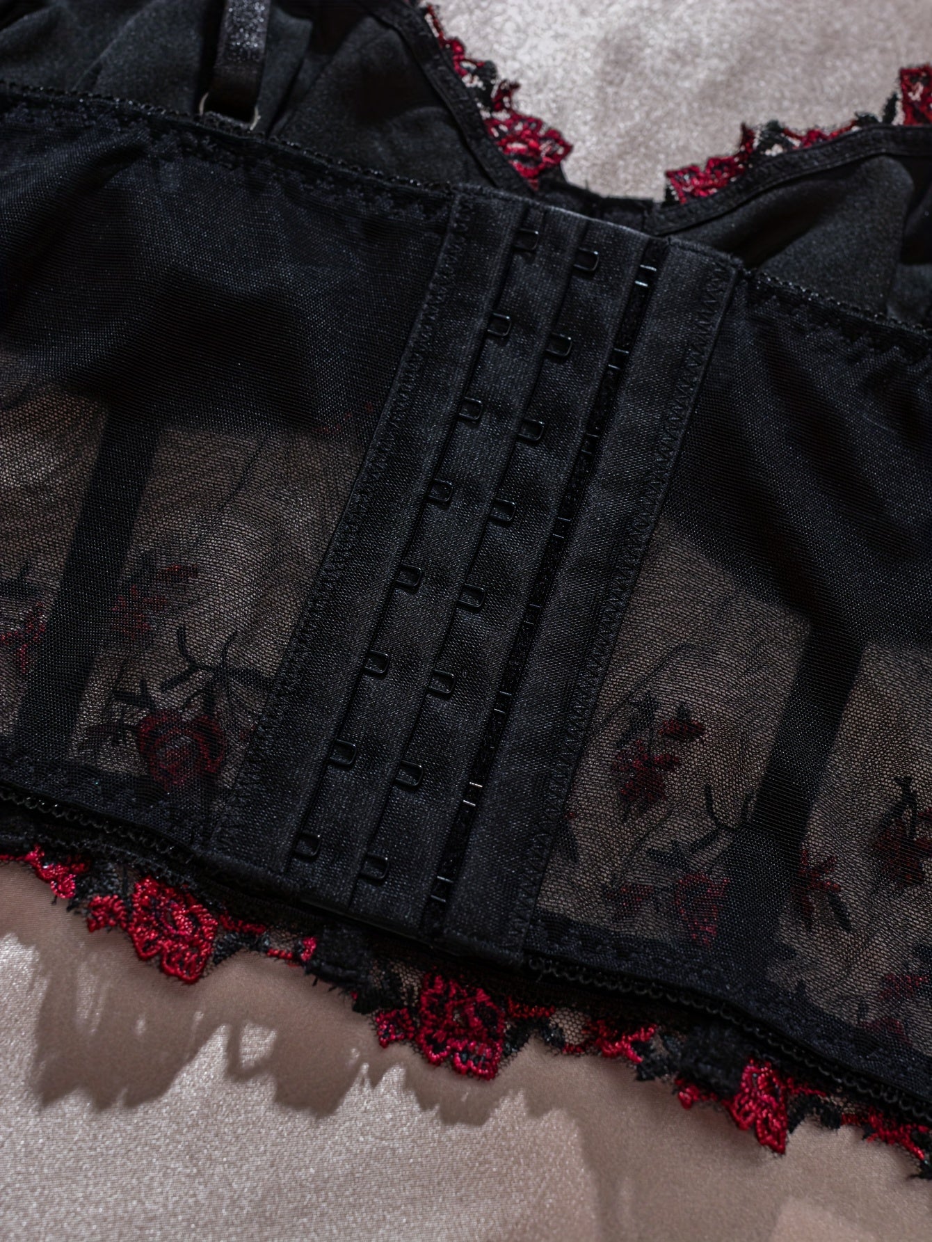 Orqa bo‘lsiz bra, bezakli tarmoq, sozlanadigan tokchalar bilan, yarim shaffof, nafis ayollar uchun