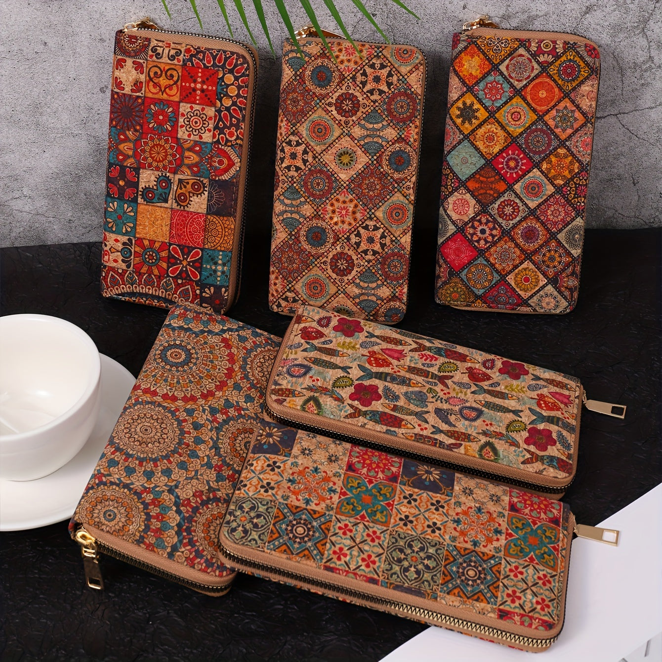 Etnik uslubdagi uzun hamyon, retro vegan charmidan yasalgan, gullar dizayni va ko'p kartochka joylari bilan.