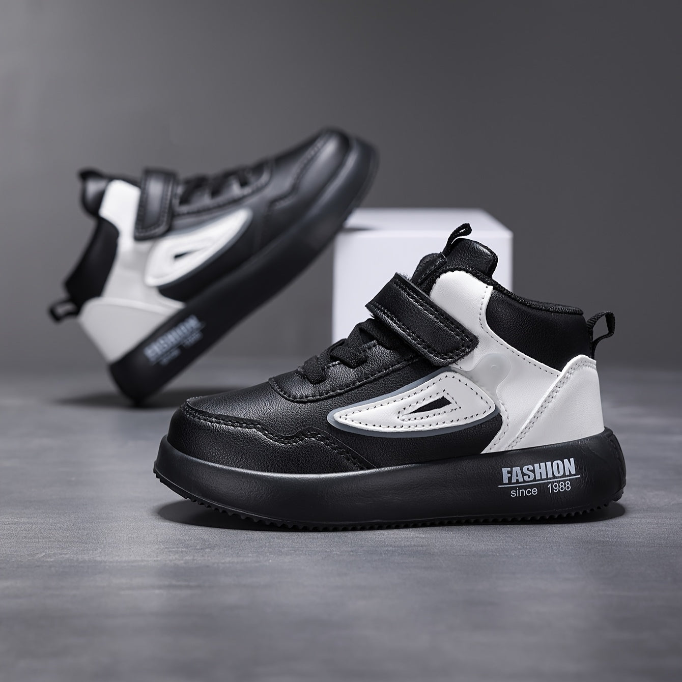 Bolalar uchun retro o'rtacha balandlikdagi krossovkalar qora va oq rangda, oson bog'lash mumkin, kundalik faoliyatlar va yugurish uchun mukammal.