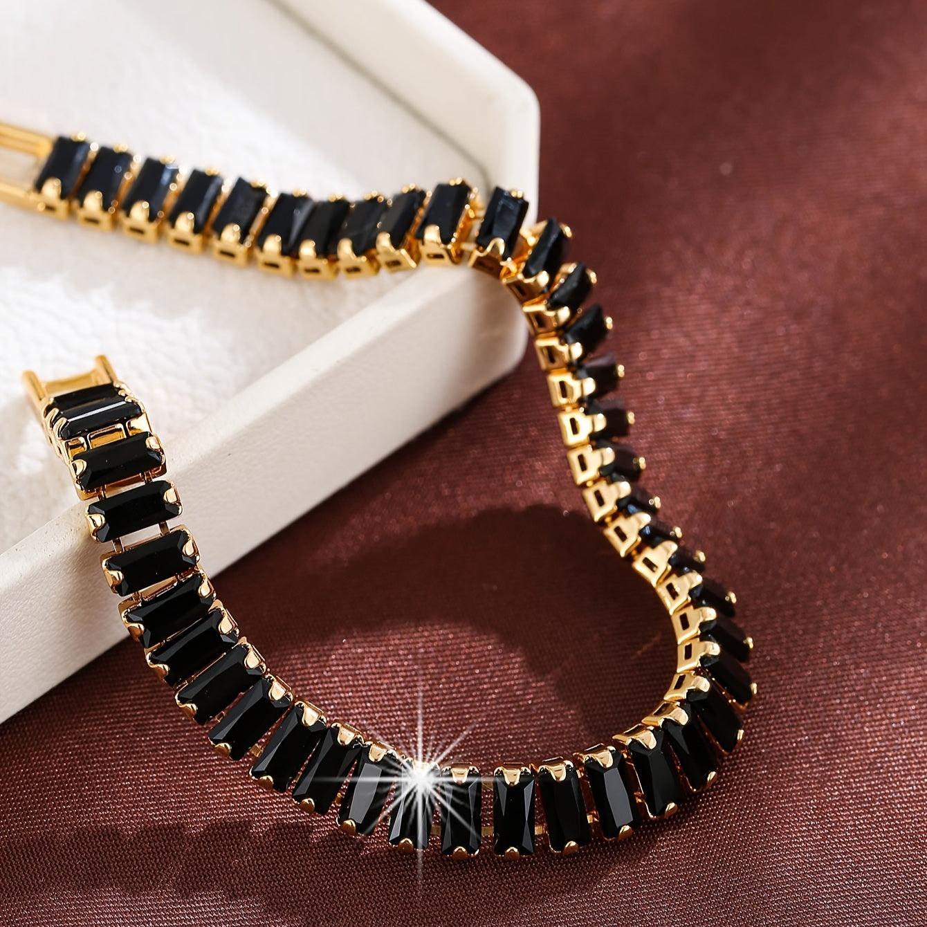 Ko'p rangli qora to'rtburchakli zirkon tennis bilaguzuk, Yevropa va Amerika uslubida