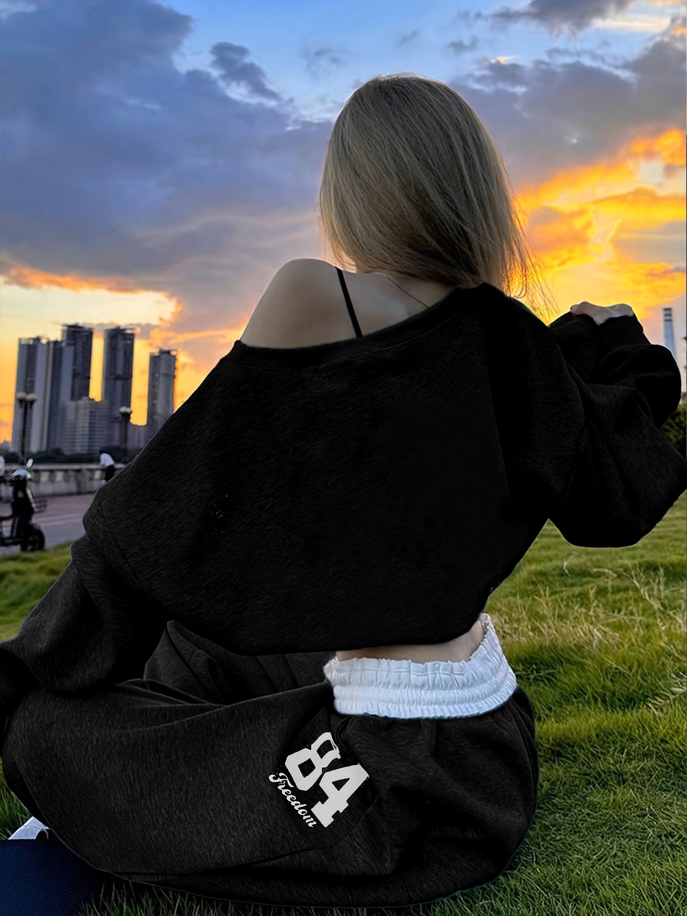 Conjunto de top y pantalones jogger de manga larga con letras y cuello asimétrico para mujer