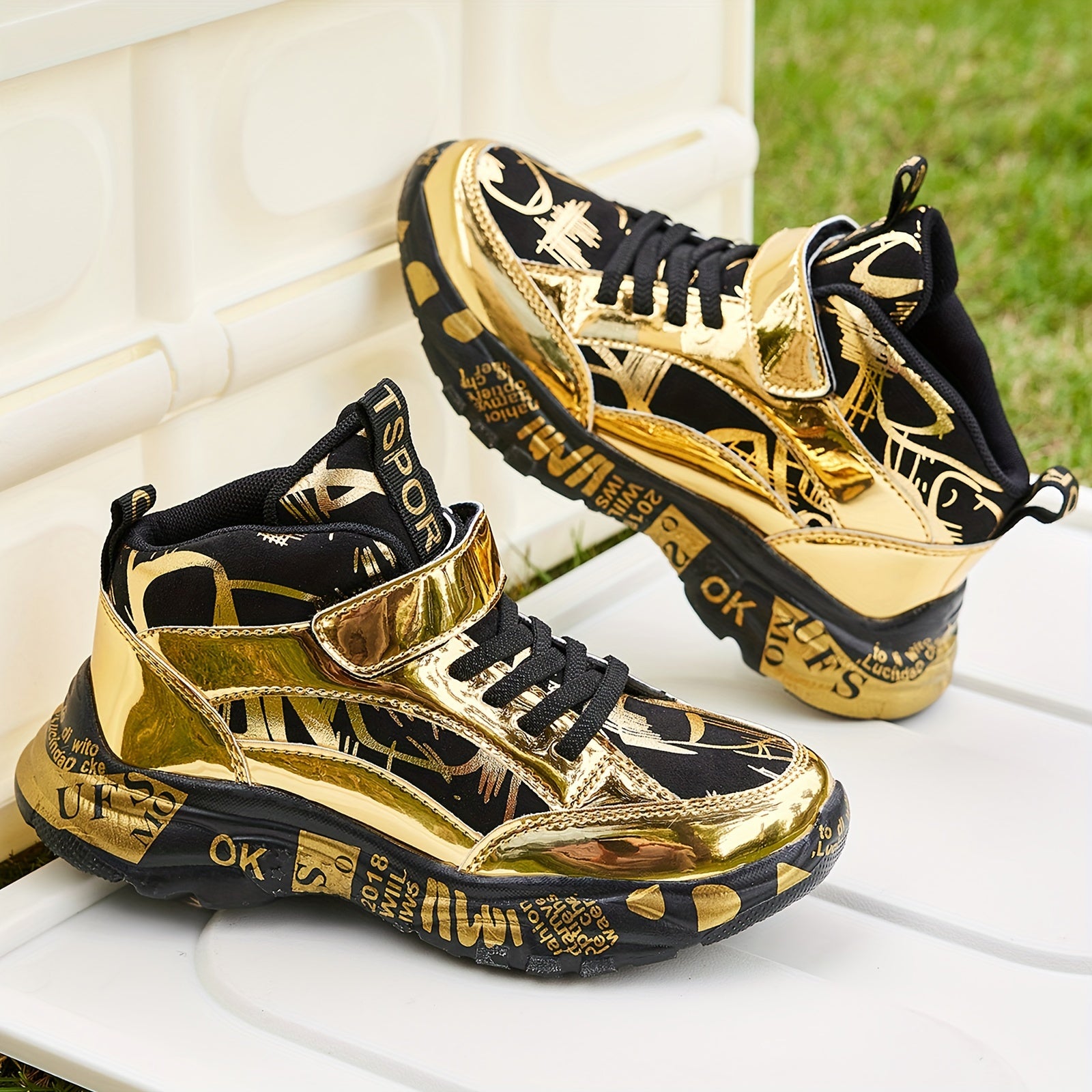 Preppy uslubidagi bolalar sport krossovkalari T-yostiq, multfilm naqshi, qopqoq va lenta yopilishi, pastki qismi va mato ichki qismi bilan. EVA taglik, PU yuqori qismi, mato astar, to'plar va kamon detali mavjud. Ideal