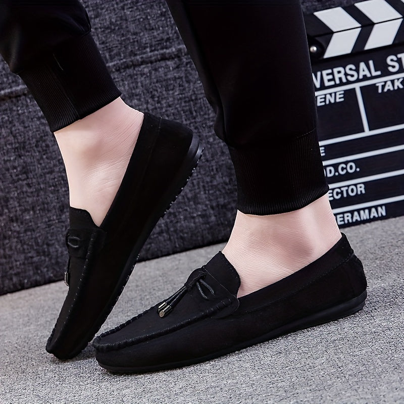 Erkaklar uchun qora kanvas slip-on loafers, tassel detali, kauchuk taglik va barcha mavsumlar uchun mato astar. Zamonaviy va qulay kanvas poyabzal.