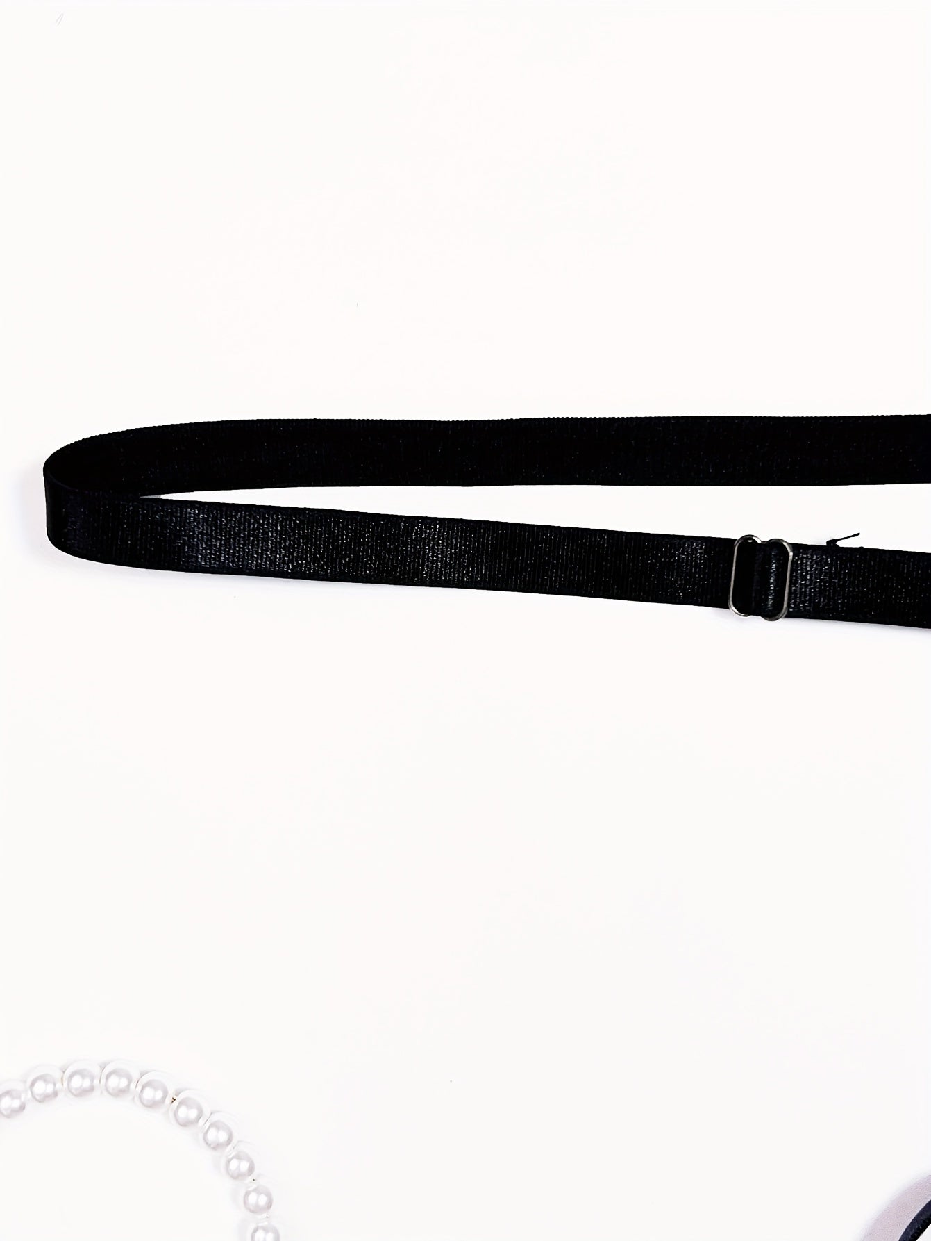 Yengil yelka tasmalari, bo'sh dizayn, to'quv bezak va ochiq qorin ichki kiyim bilan sexy ichki kiyim to'plami. Jozibali ko'rinish uchun mukammal.