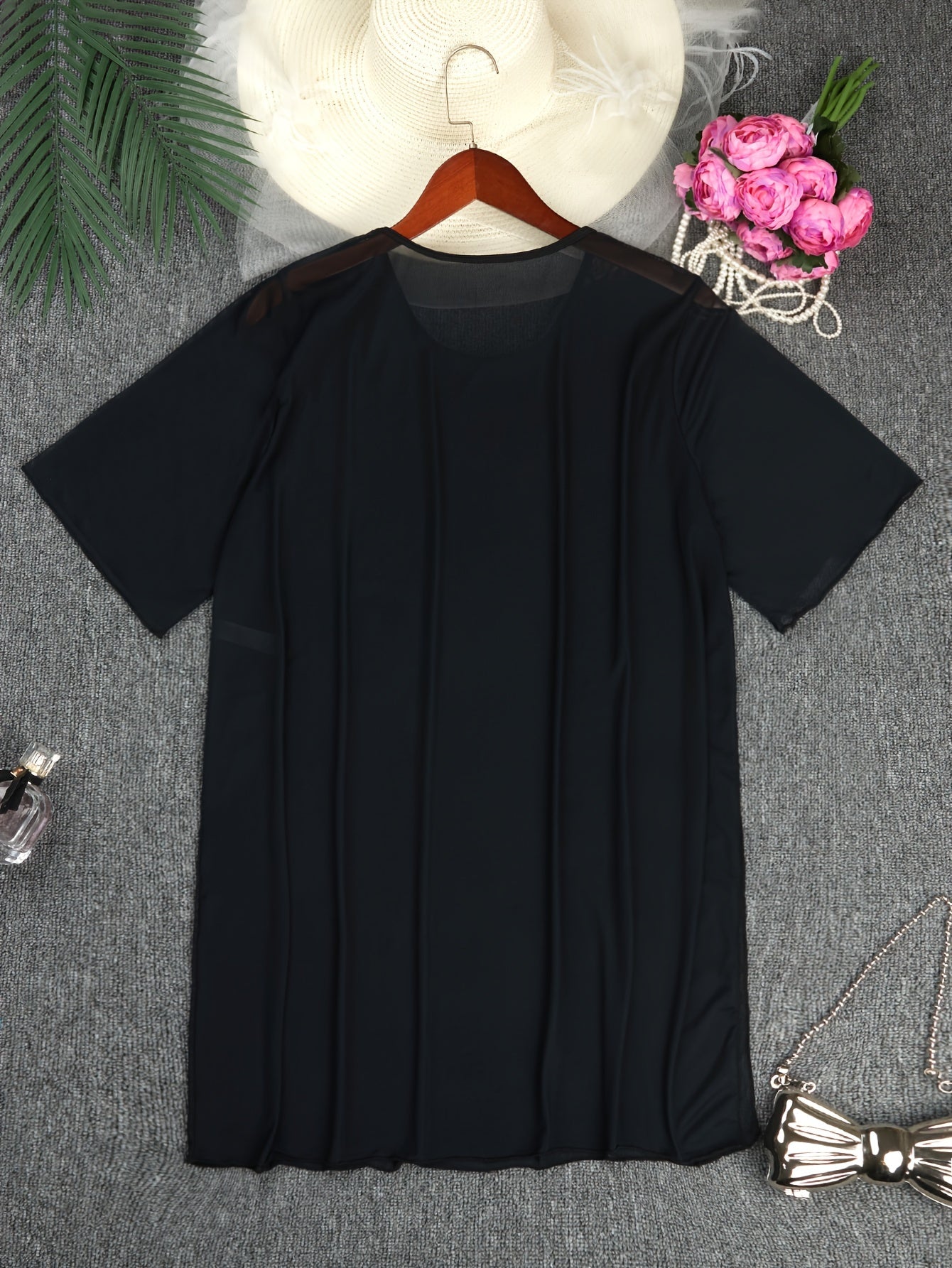 Katta o'lchamdagi shaffof plyaj qoplamasi, tasodifiy engil to'r, yozgi moda.