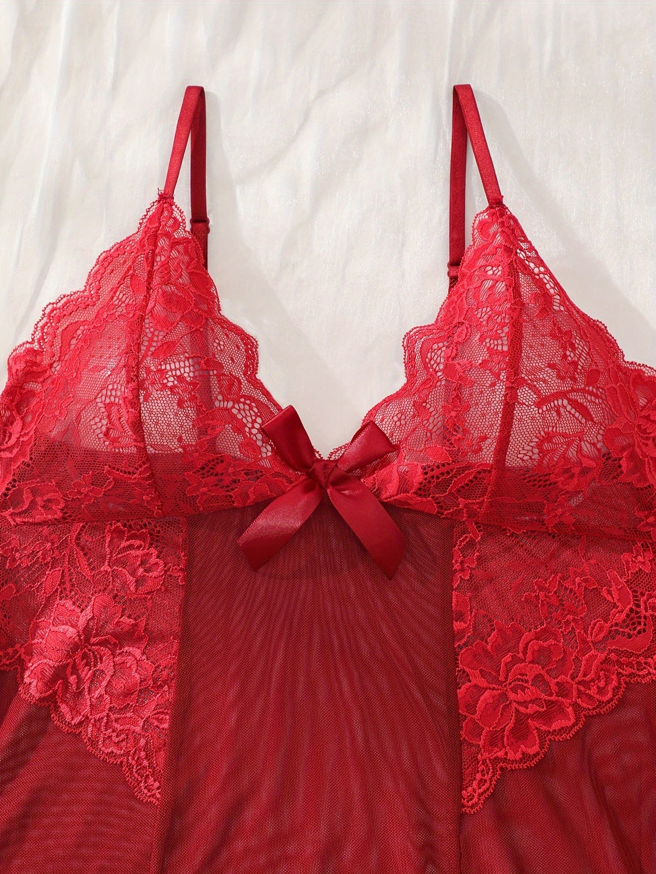 Женский сексуальный комплект нижнего белья включает в себя элегантный полупрозрачный кружевной и сетчатый ночной халат с цветочными деталями, V-образным вырезом и рюшами. Изготовлен из полиэстерового смеси с кружевными акцентами.