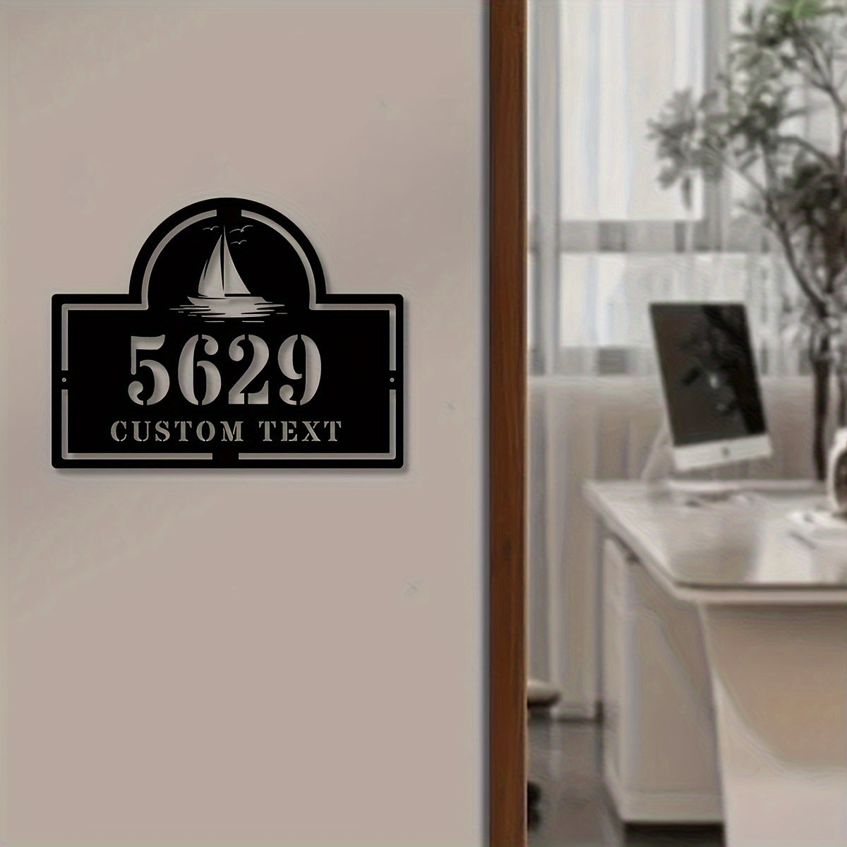 Maxsus metall uy raqami plakati va ko‘cha nomi devorga o‘rnatiladi, uy dekoratsiyasi