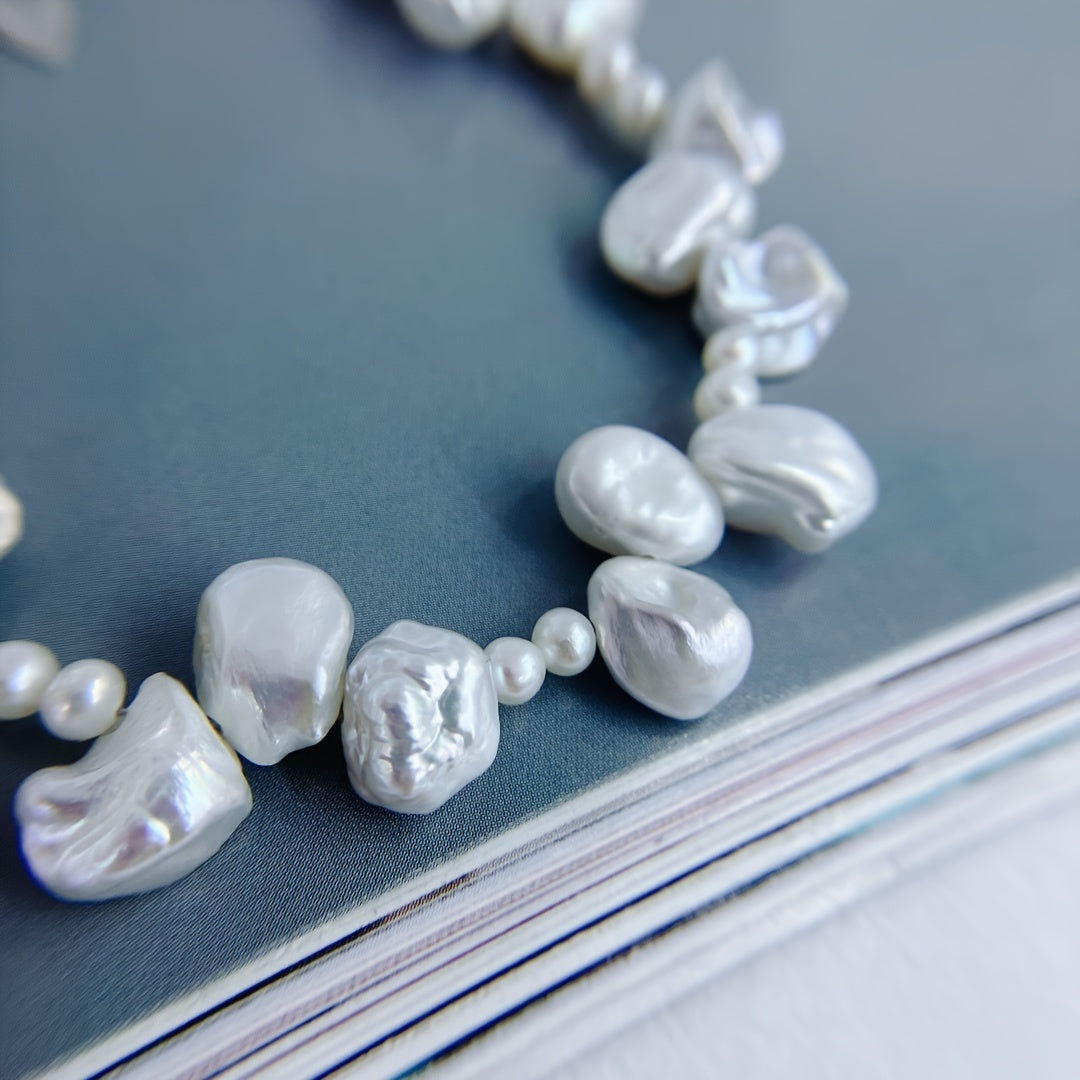 Zamonaviy Shirin Suv Marvarid Bilaguzuk - 13g Barokko Uslubida, Ko'k Petal Aktsentlari bilan, Oson Chic Dizayni, Har kuni kiyish yoki Maxsus Tadbirlar uchun Ideal, Chiroyli Sovg'a Qutisida Keltiriladi