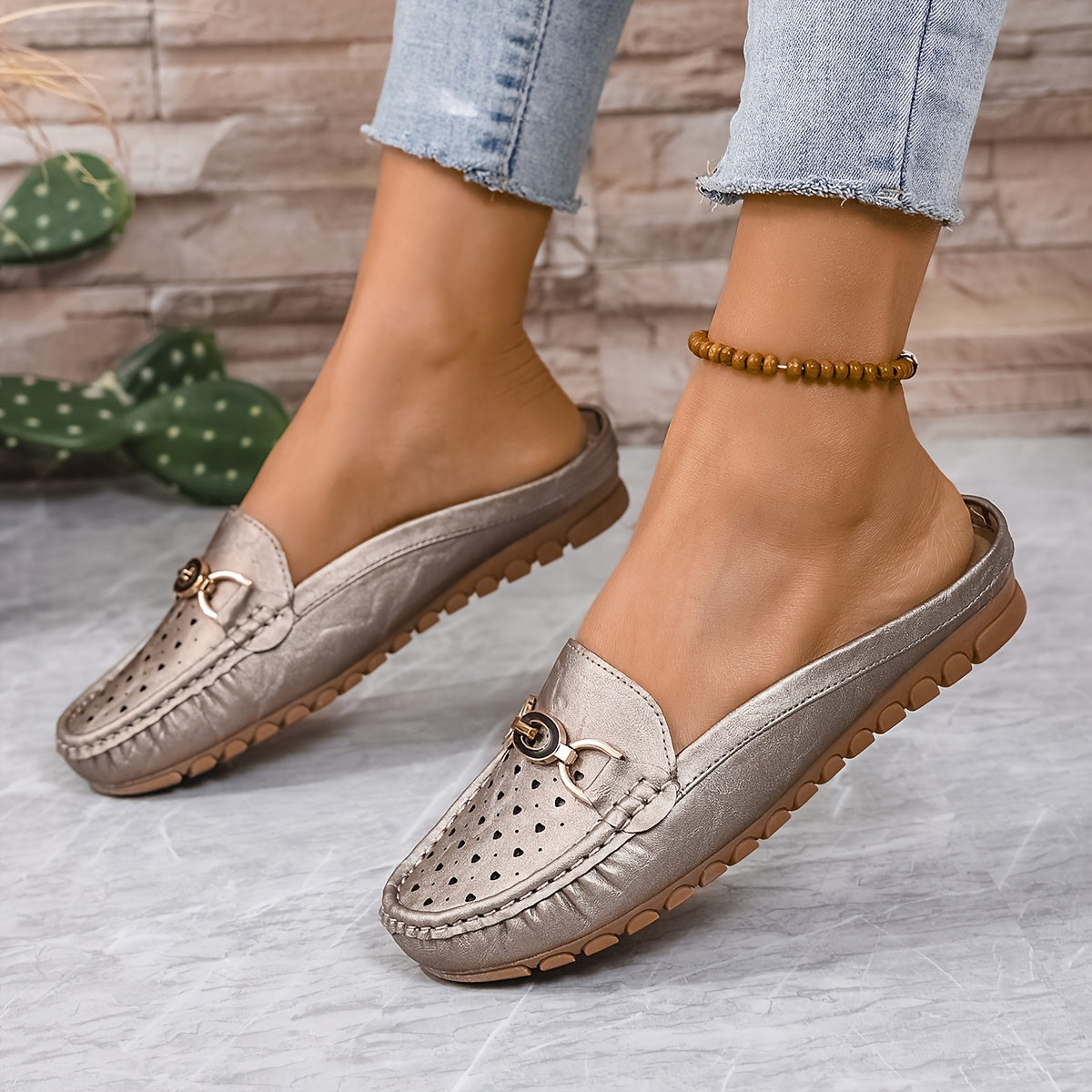 Zapatos planos de cuero para mujer con recortes en forma de corazón y correa de cadena de metal