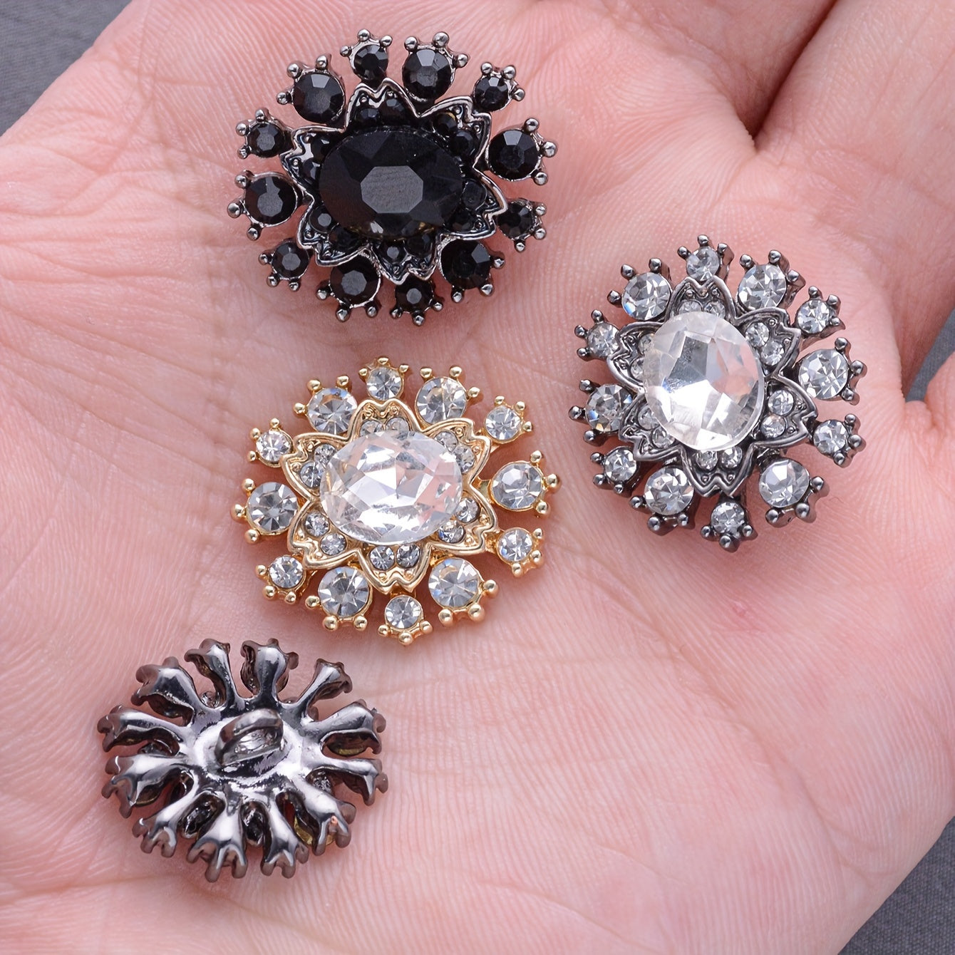 Kiyimlar, sviterlar, blazerlar uchun besh ta rhinestone zink alloy tugmasi to'plami