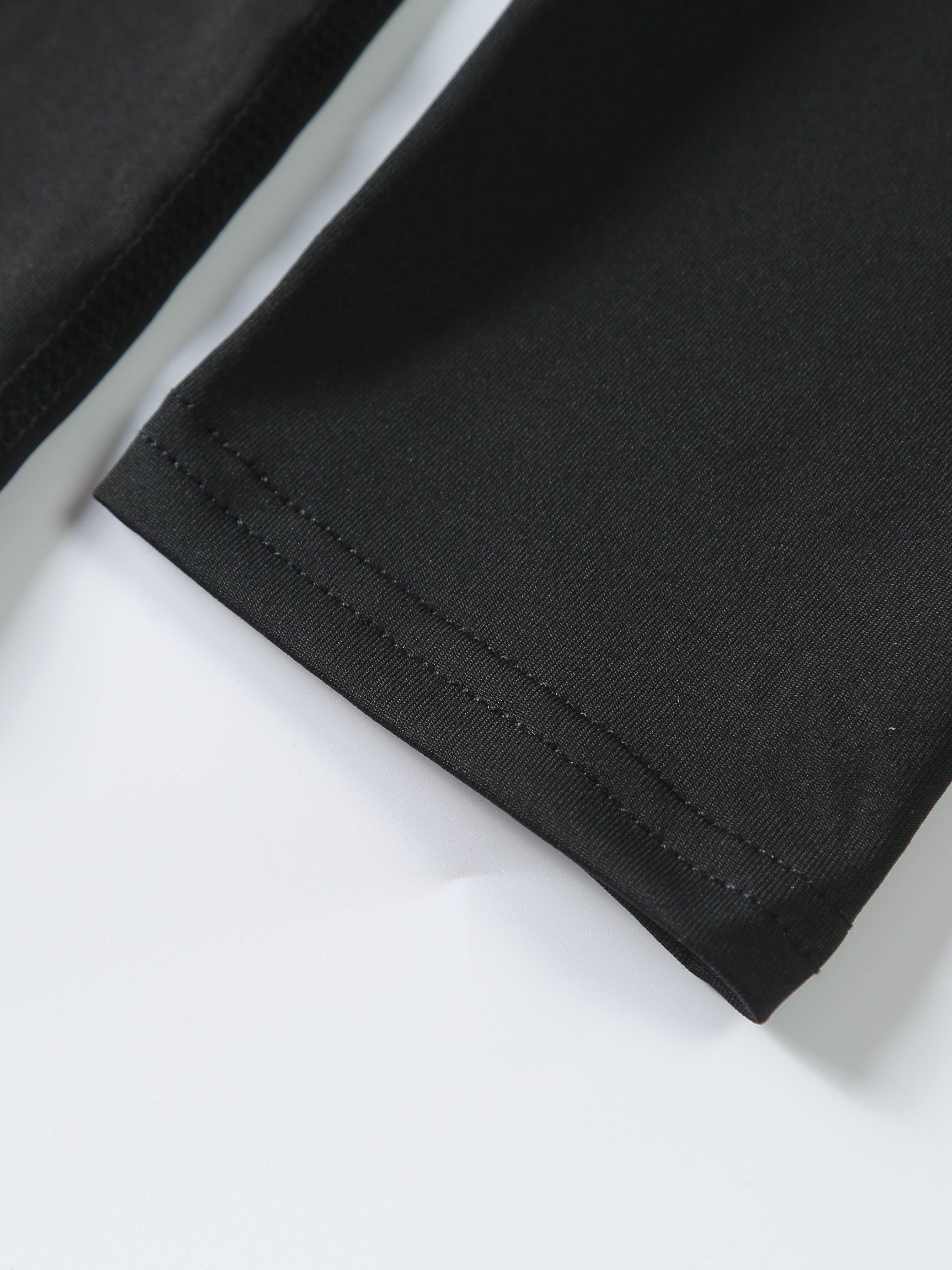 Erkaklar uchun 3 qismli asosiy qatlam to'plami siqish yuqorilari, pastki qismlari va sport shimlaridan iborat bo'lib, fitnes mashg'ulotlari va tana shakllantirish uchun mo'ljallangan.