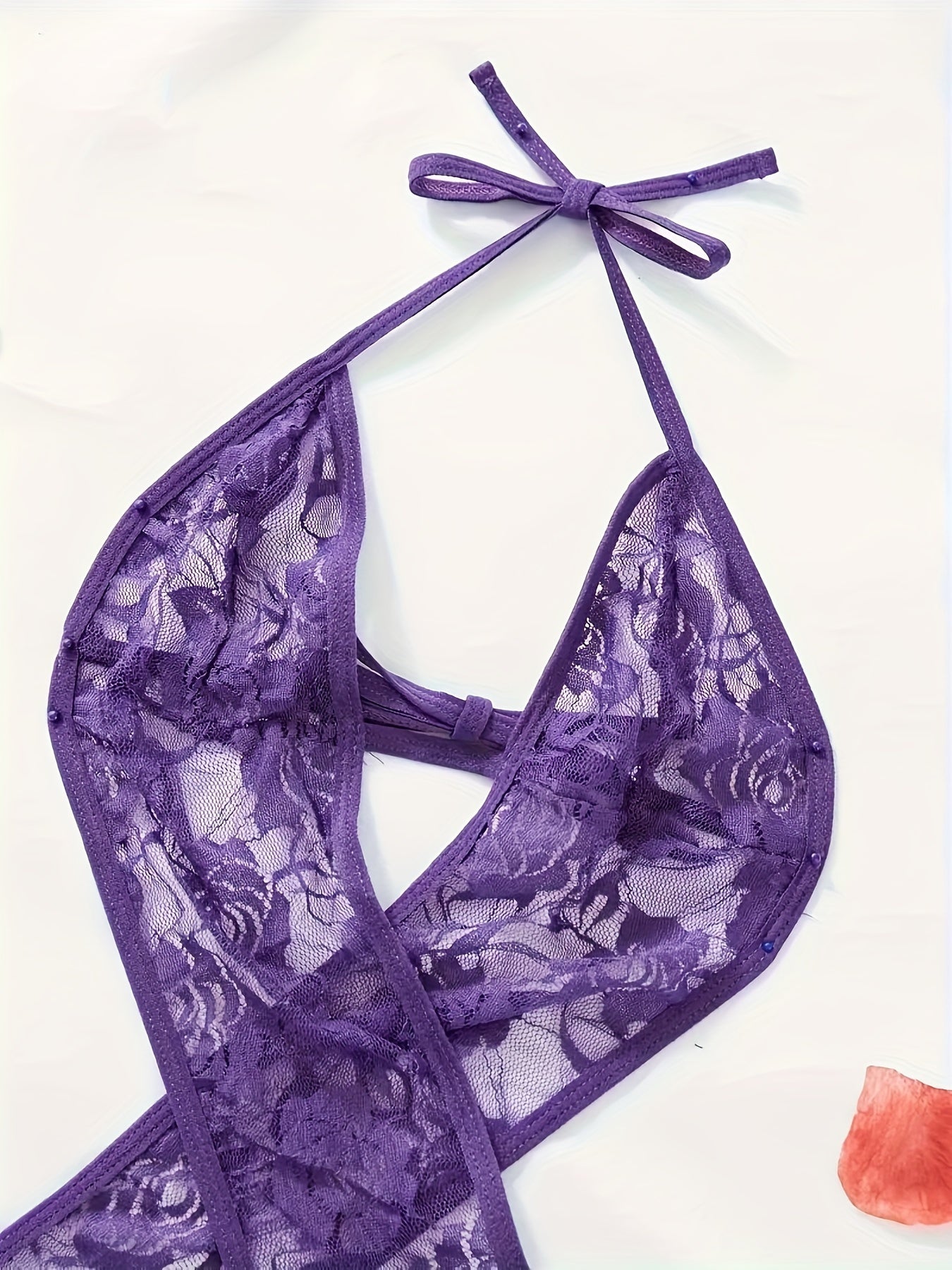 Juda chiroyli, ko'rinadigan dizayni va bo'yin tasmasi bilan sexy dantel bodysuit