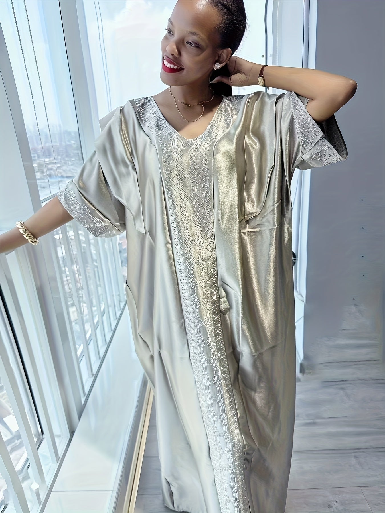 Ayollar uchun kattaroq o'lchamdagi V-yengli kaftan kiyi bilan rhinestone bezaklari, bej