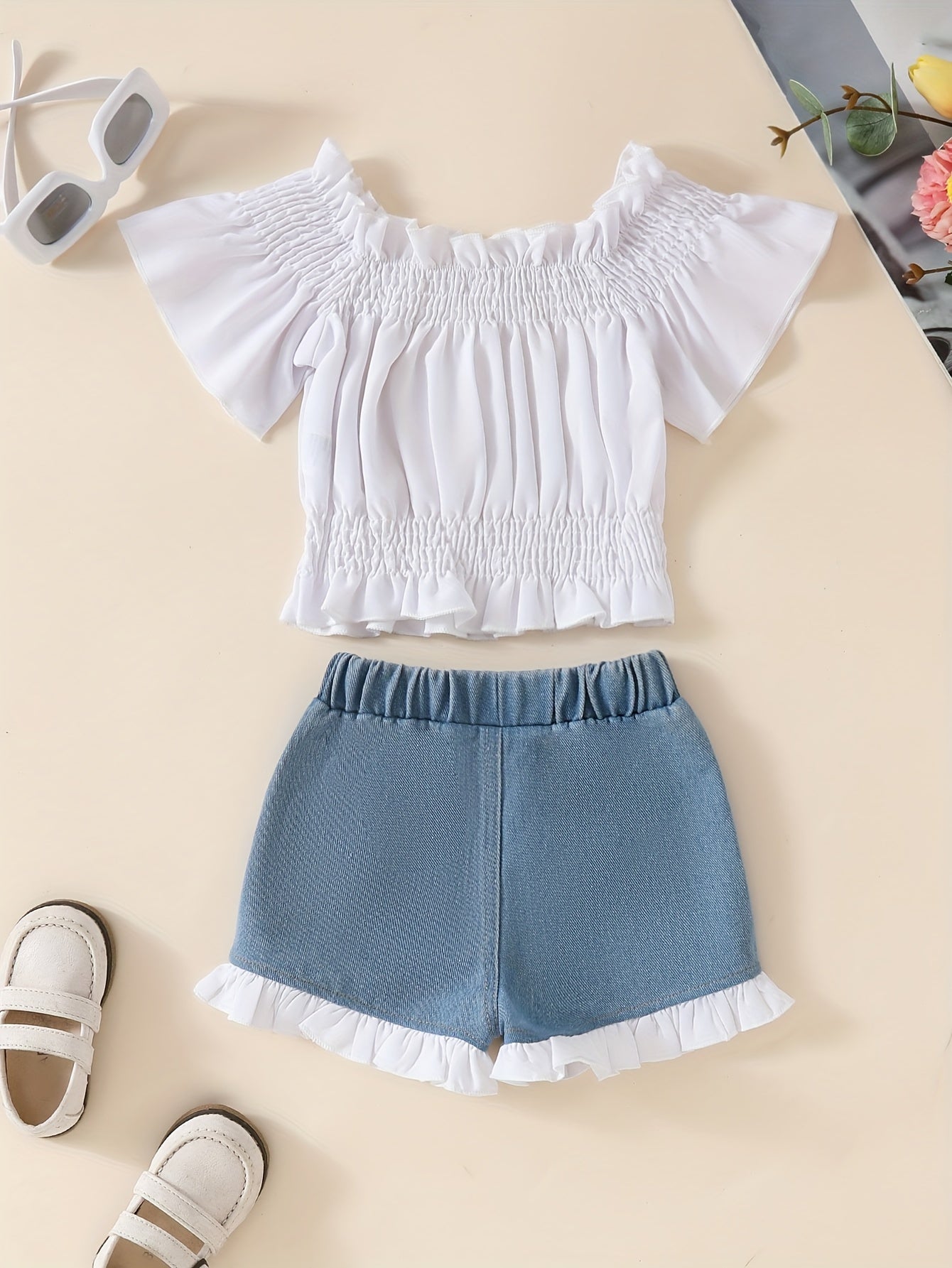 Девчачий комплект из двух предметов: джинсовая блузка с открытыми плечами и шорты для летних повседневных мероприятий