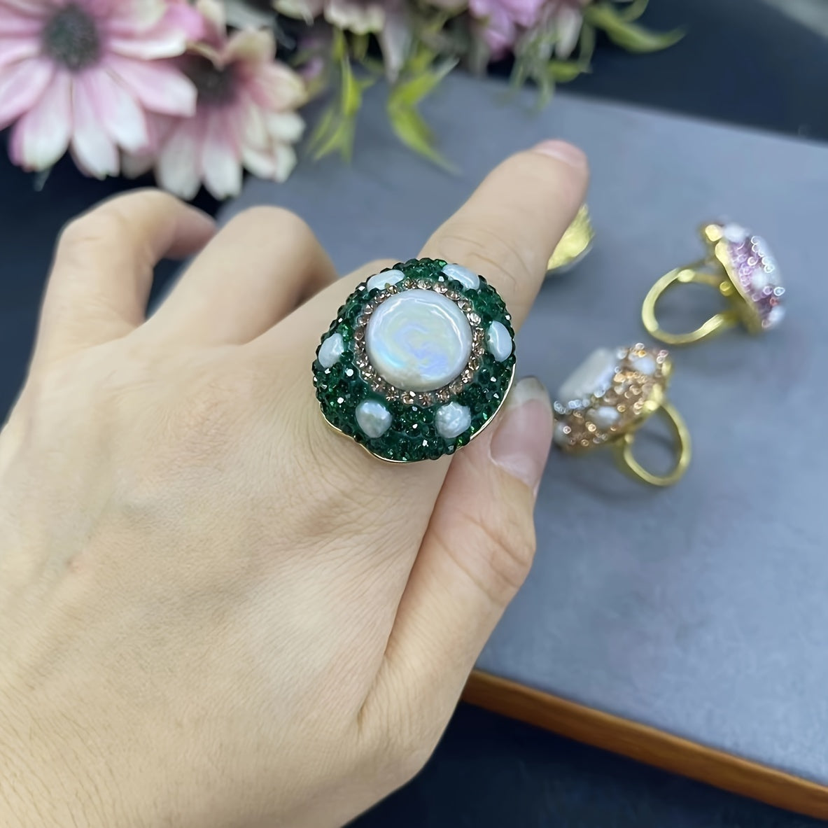 Tabiiy barokko shirin suv marvaridi va keramika loy inlay bilan original dizayn barmoq uzuk, yangi va o'ziga xos barokko uslubida.