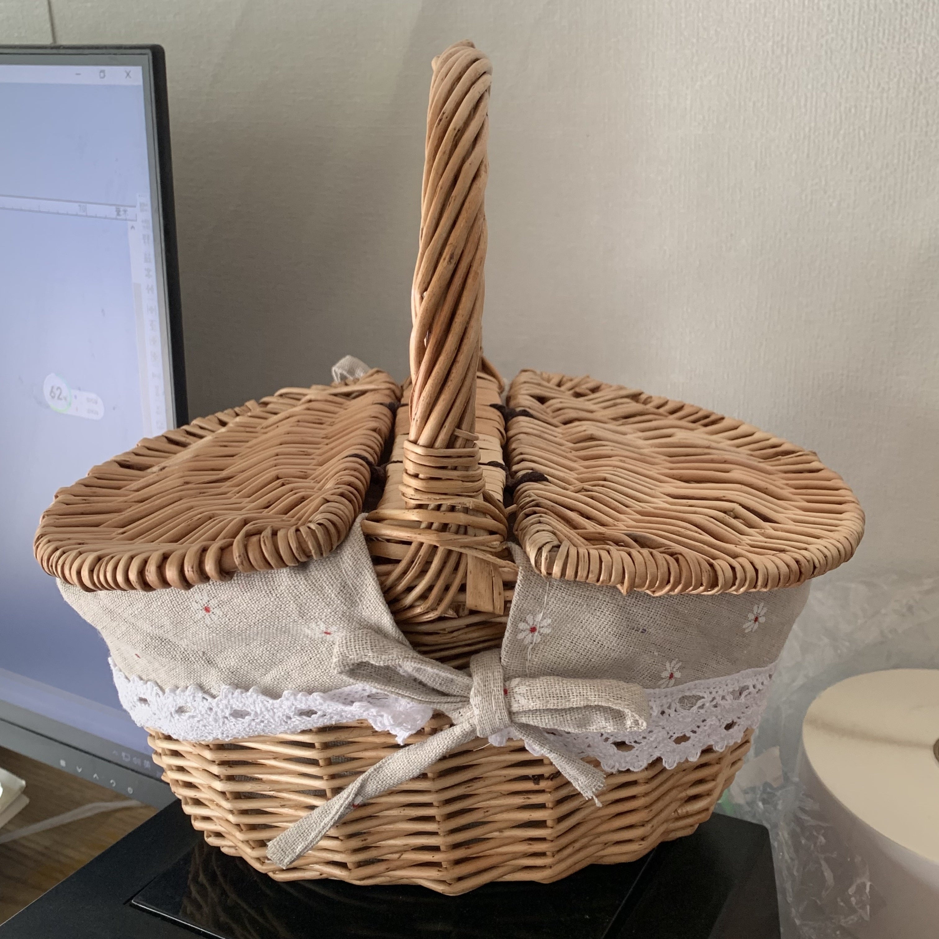 Qopqoqli to'qilgan piknik savati, izolyatsiyalangan tarmoq, bog' va o'tloq uchun ochiq saqlash, yog'och ramka, pikniklar va bog'dorchilik uchun ideal.