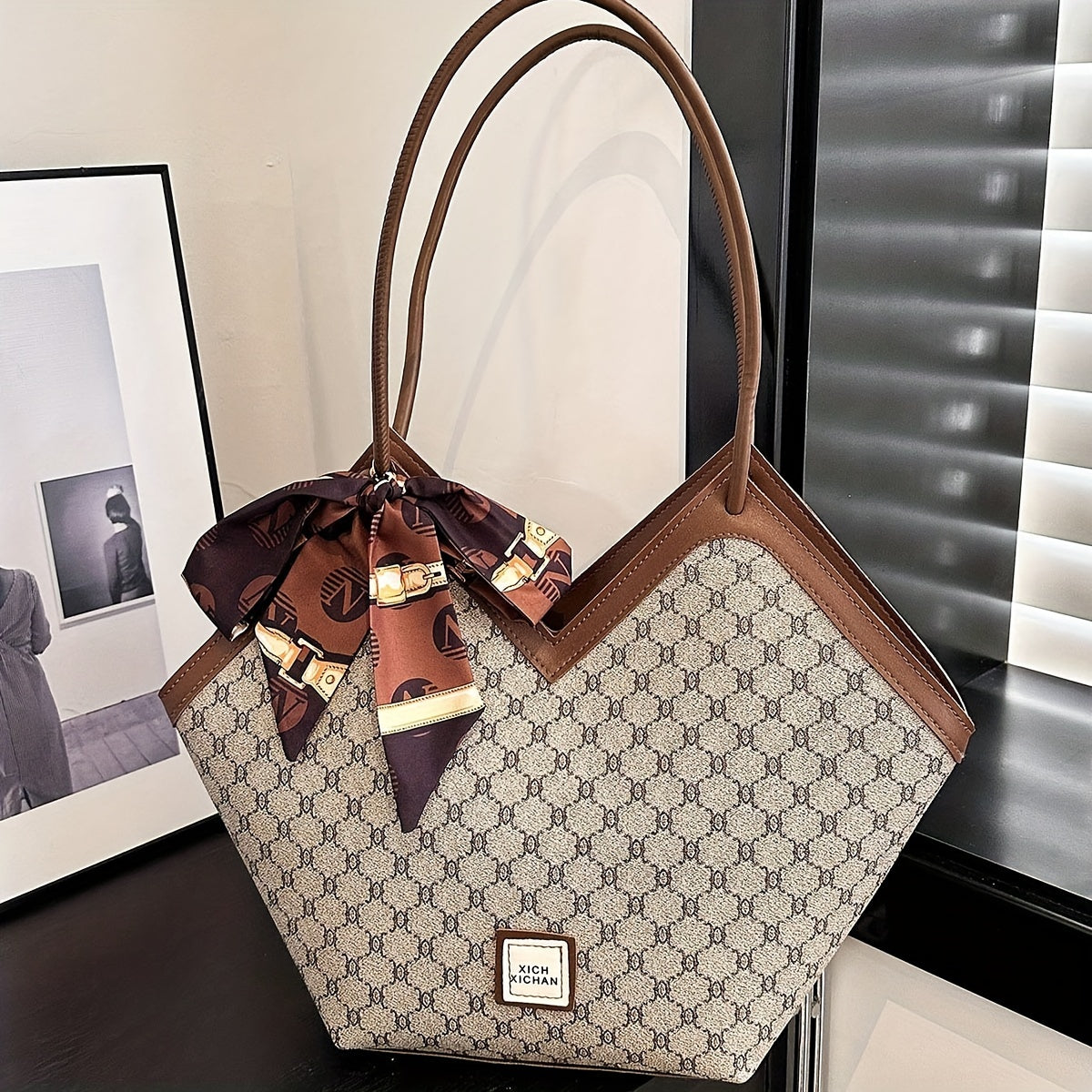 Ayollar uchun sharf bezakli va nafis dizaynga ega bo'lgan klassik nişli naqshli sumka.