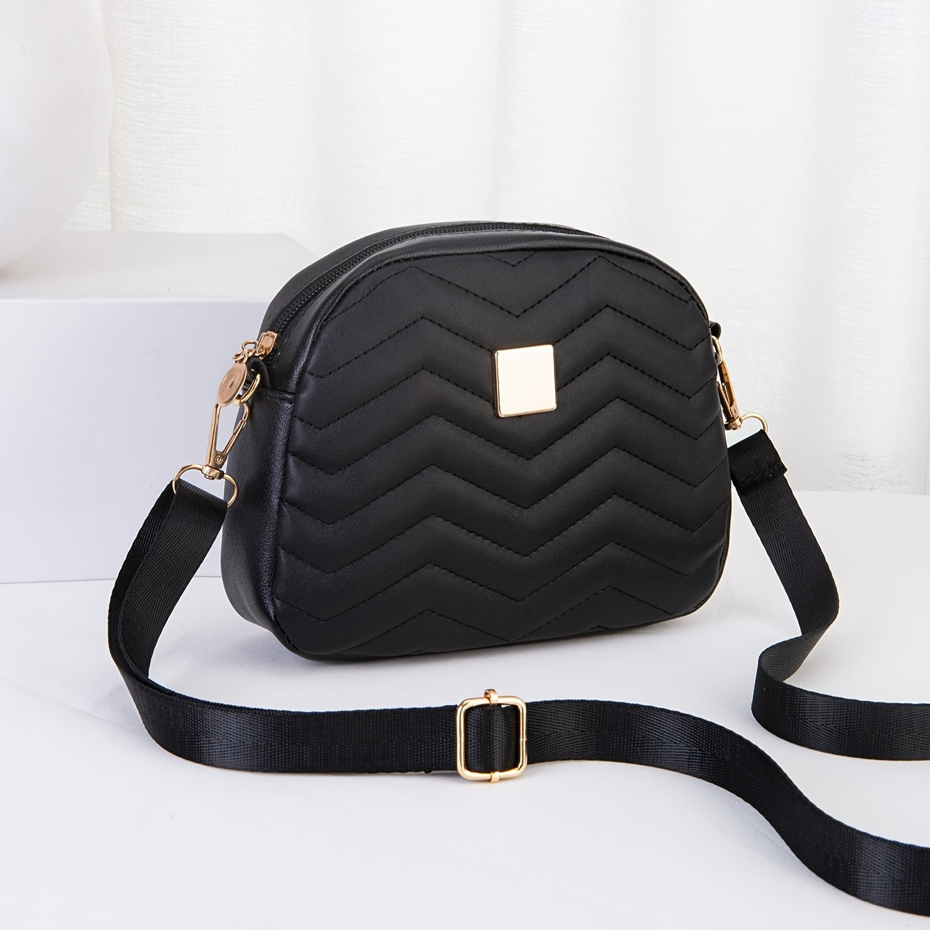 Черная стеганая сумка через плечо с золотой фурнитурой для женщин