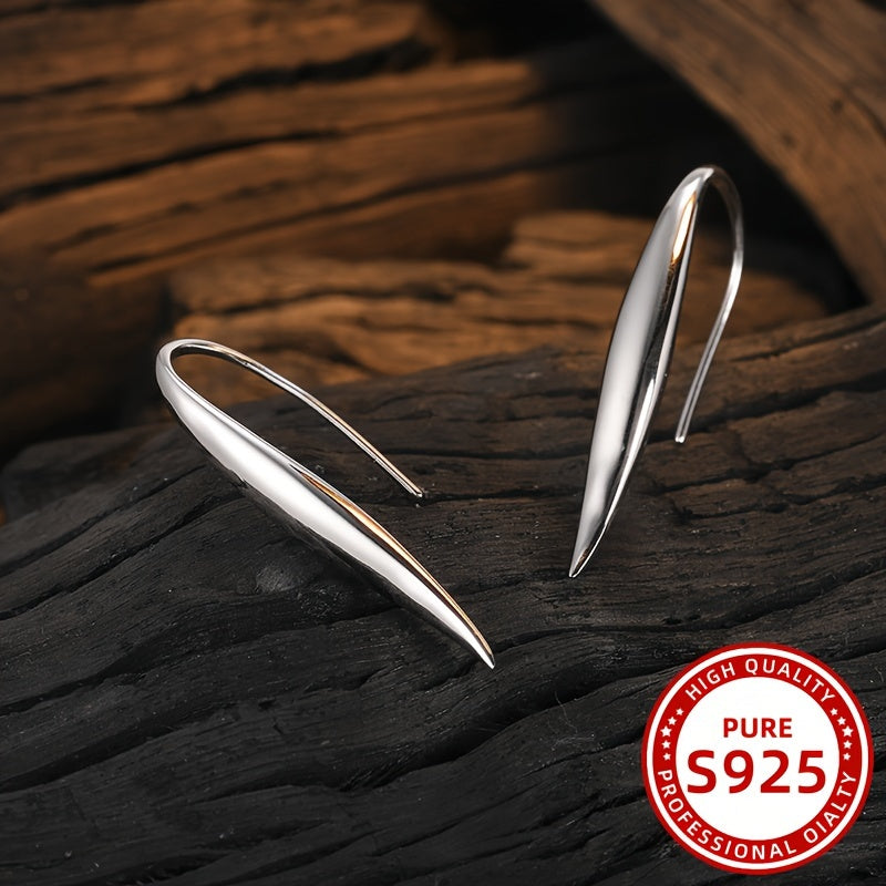 Ushbu nafis to'r vaqti uzuklari soddalik va noziklikni qadrlaydigan ayollar uchun mukammaldir. 925 sterling kumushdan tayyorlangan, og'irligi 3.6g va ularni banketlar, ta'tillar va partiyalarga kiyish uchun mos keladi.