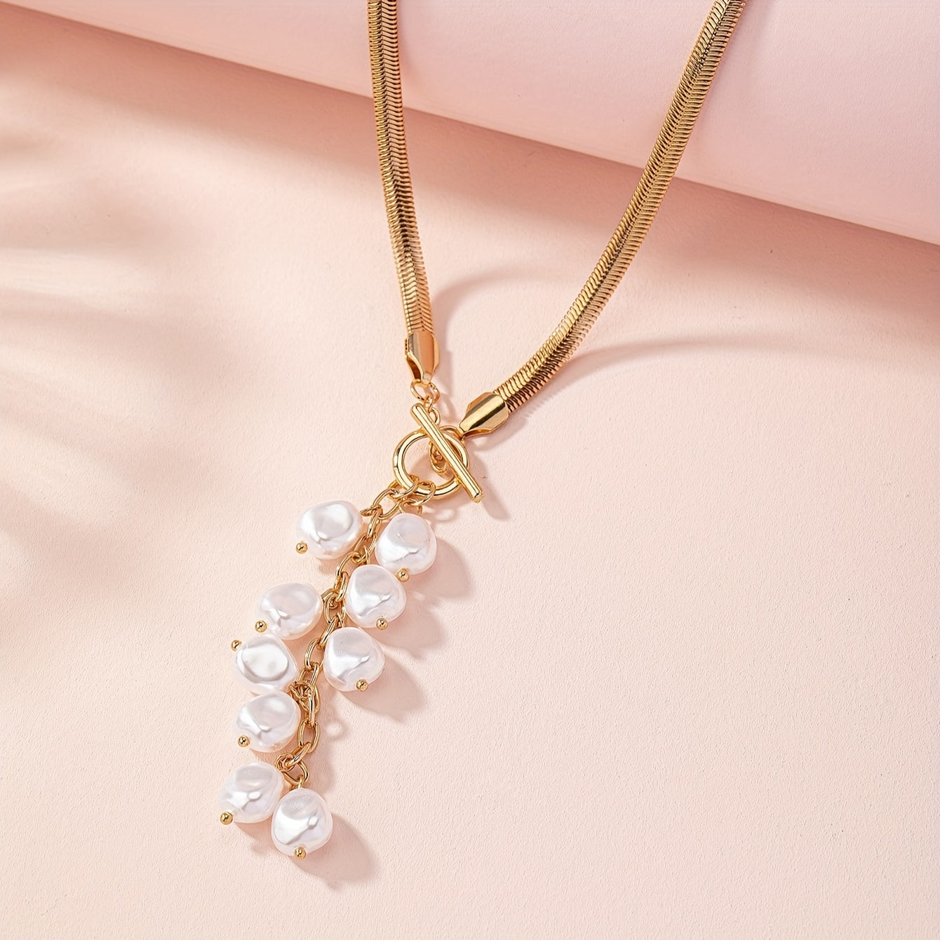 Zamonaviy fransuz uslubidagi soxta marvaridli pandant bilaguzuk, 1 dona, silliq temir ilon zanjiri, oq akril marvaridlar, har kuni va maxsus tadbirlar uchun mukammal, ayollar uchun ideal sovg'a.