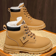 Erkaklar uchun yuqori bo'yli sayohat poyabzallari, ichki qismi to'quv, issiqlik izolyatsiyasi, mustahkam PU yuqori qismi, PVC taglik va doira barmoq dizayni bilan qishki ochiq havoda faoliyatlar uchun tasodifiy Britaniya uslubida. Sovuq ob-havo