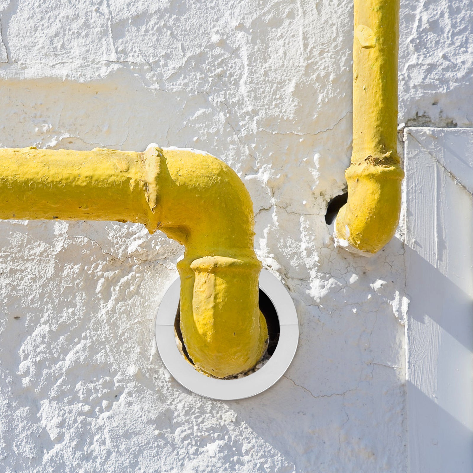 Эта декоративная крышка-розетка изготовлена из нержавеющей стали и имеет диаметр 160 мм. Она предназначена для закрытия дымоходных отверстий или душевых труб и не требует электричества для работы. Розетка добавит стильный штрих любому пространству.