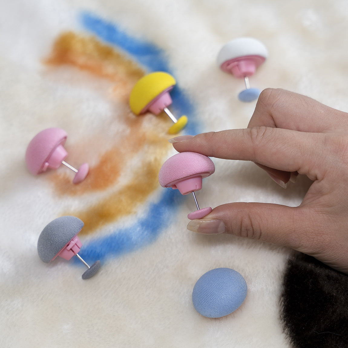 Set of 4 Non-Slip Bed Sheet Clips Plastic Mattress Cover Gripper for Quilts and Blankets