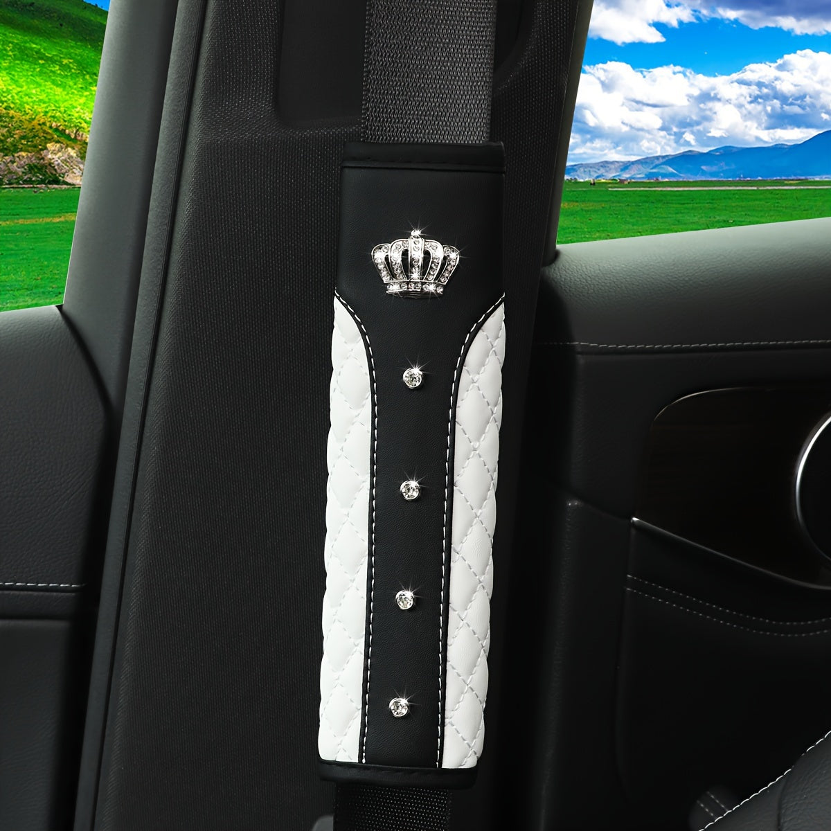 Avtomobil o'rindiq kamarining yelka yostiqchalari Qizil Qora Qilinchli PU charm Rhinestone taxtasi