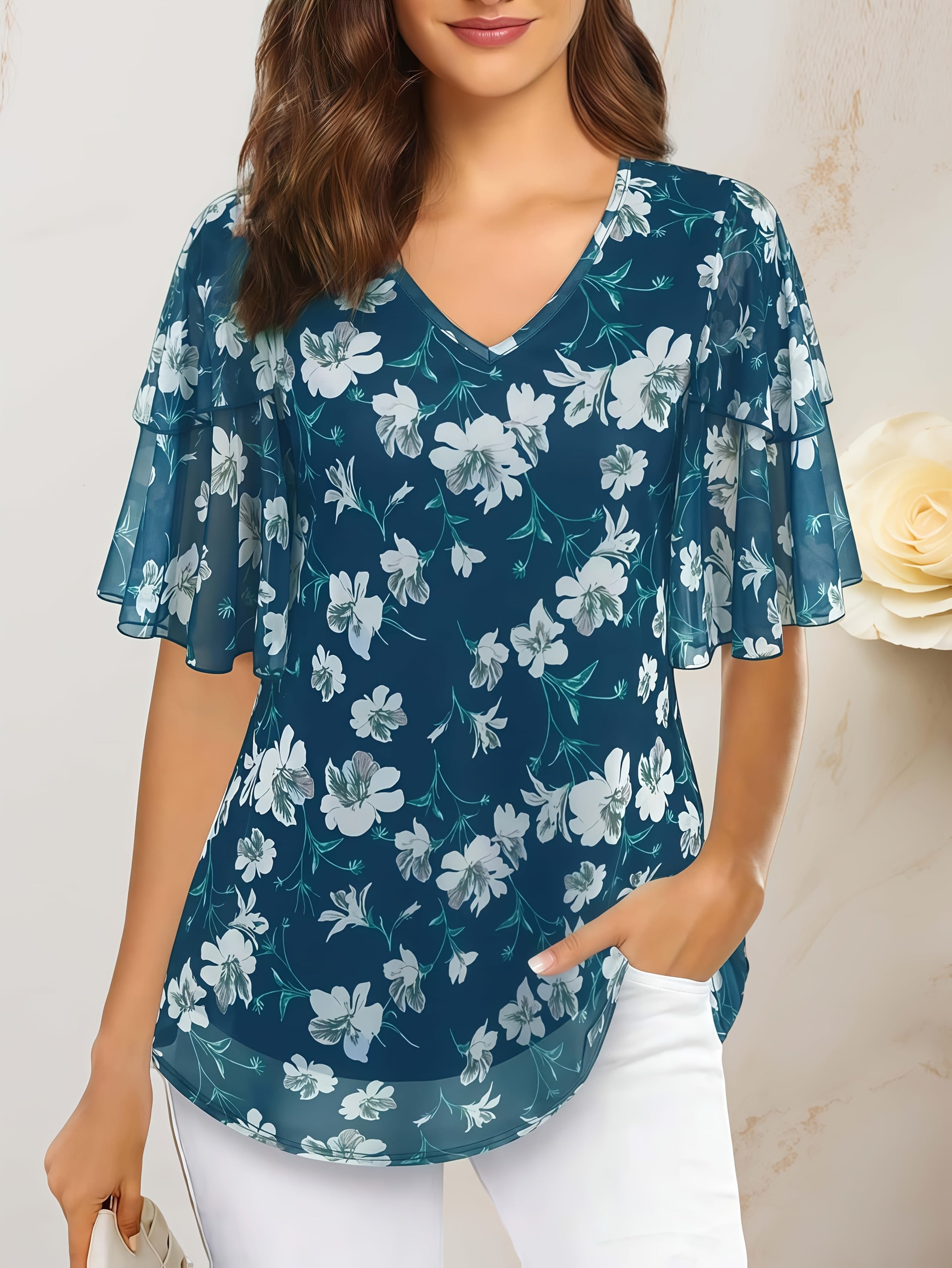Blusa femenina con escote en V y estampado floral con mangas con volantes, azul oscuro, manga corta