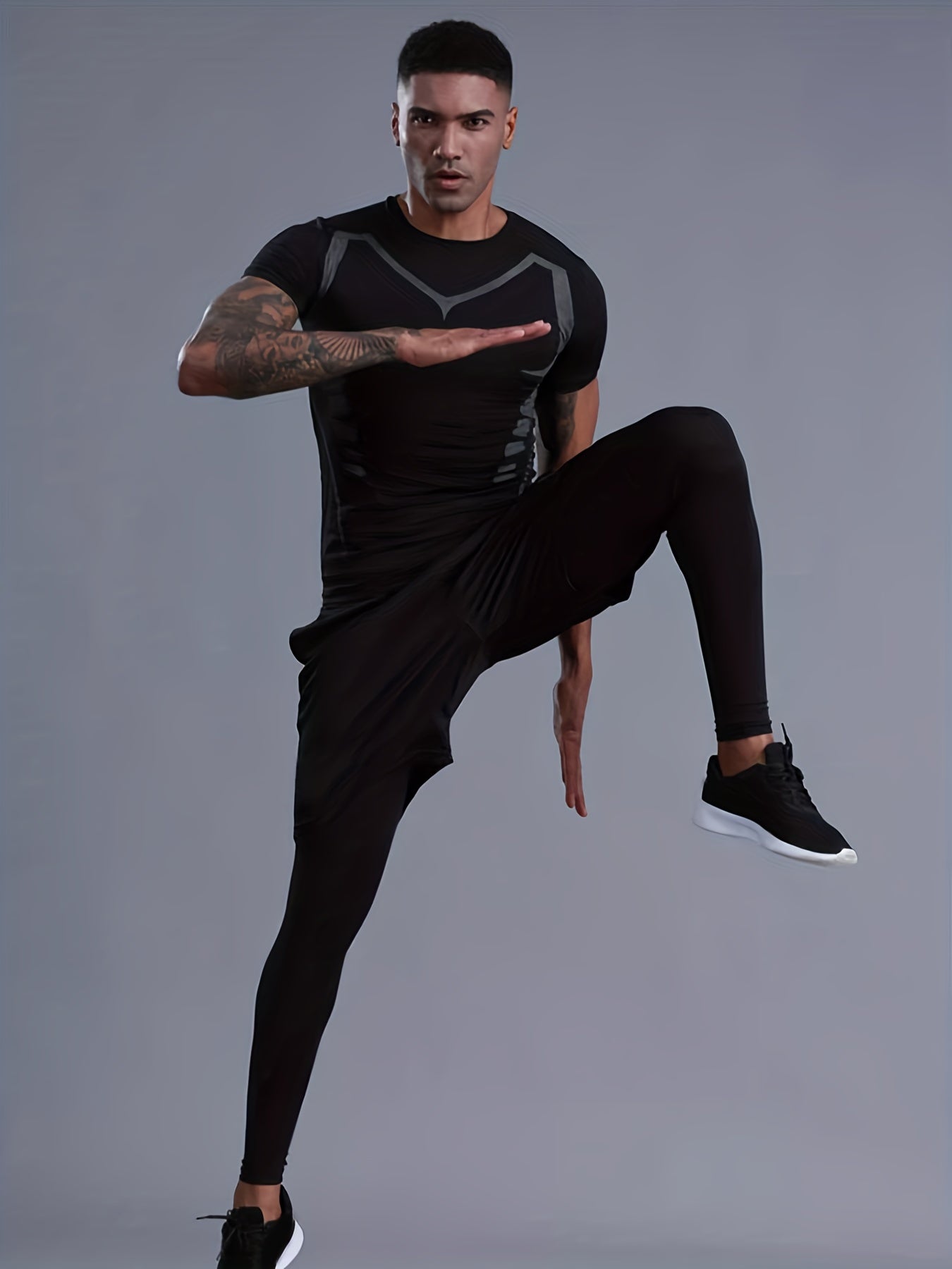 Erkaklar uchun 3 qismli asosiy qatlam to'plami siqish yuqorilari, pastki qismlari va sport shimlaridan iborat bo'lib, fitnes mashg'ulotlari va tana shakllantirish uchun mo'ljallangan.