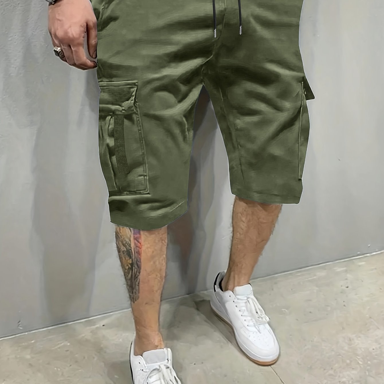 Erkaklar uchun plussiz o'lchamdagi bir rangli yuk shortlari, tortish ipi va cho'ntaklar bilan, tasodifiy uslubda